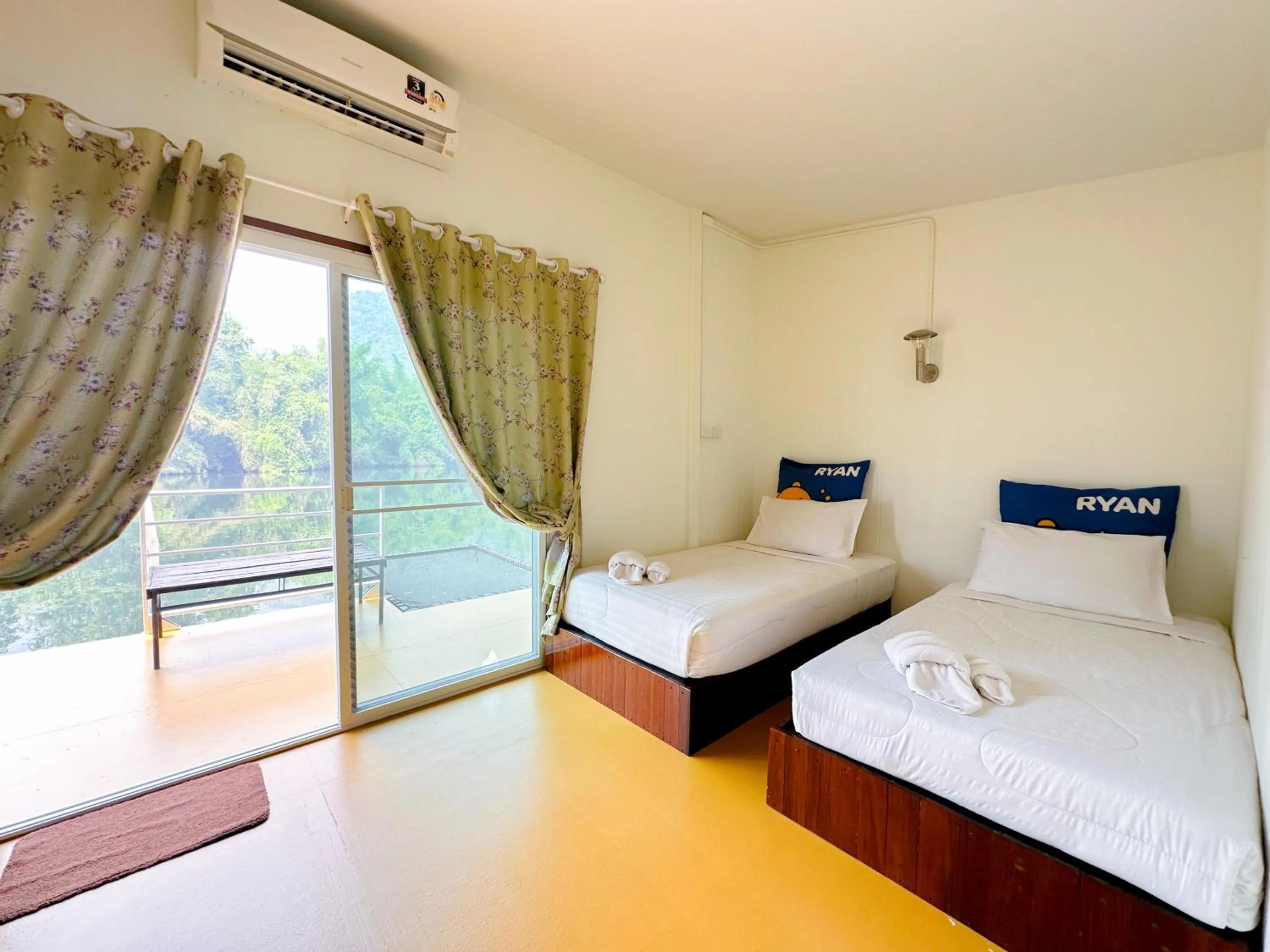 Bed in ชอว์ งาทอง รีสอร์ต Chor Ngar Thong Erawan Kanchanaburi