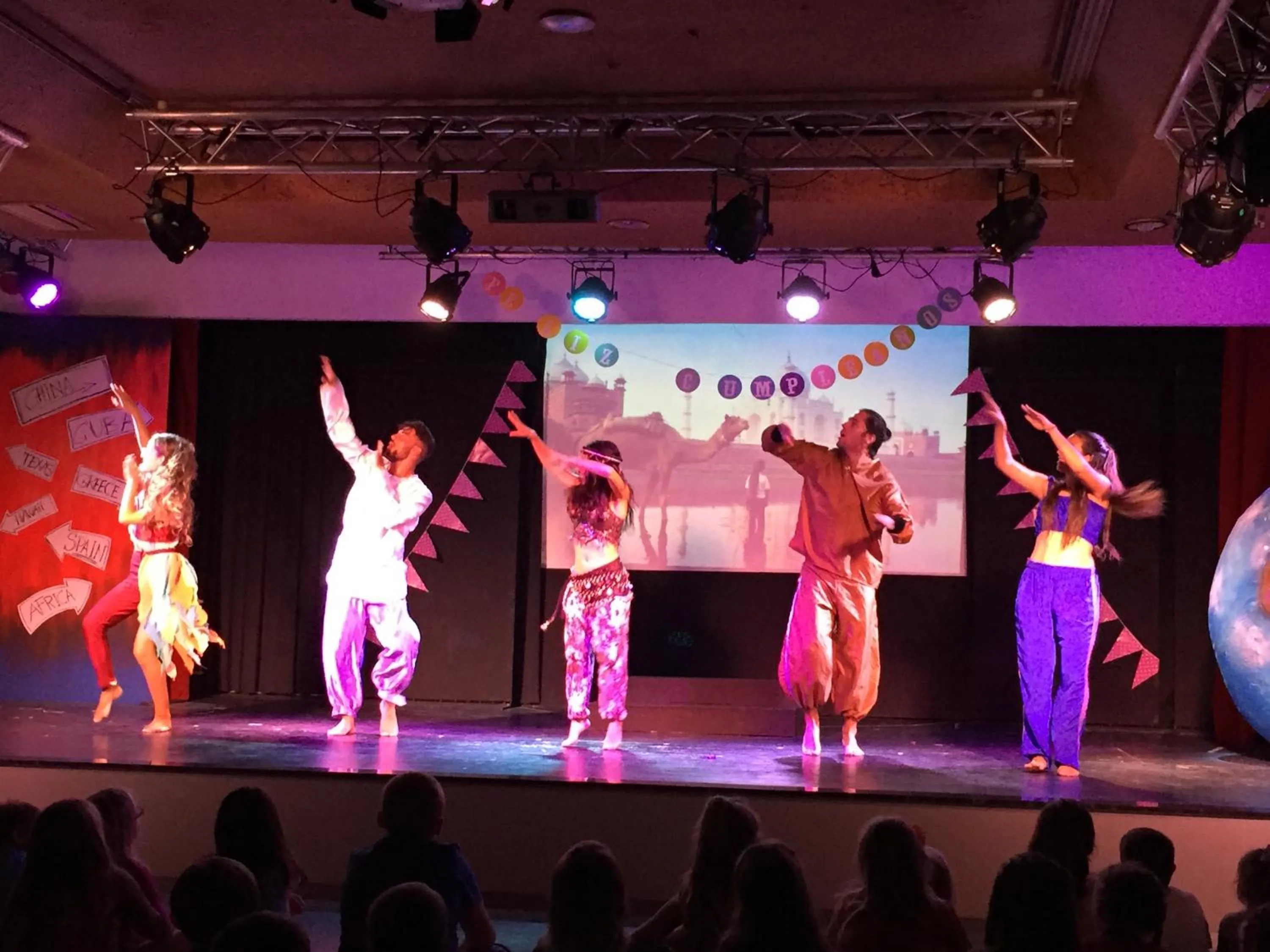 Evening entertainment in Hotel Club Cala Romani