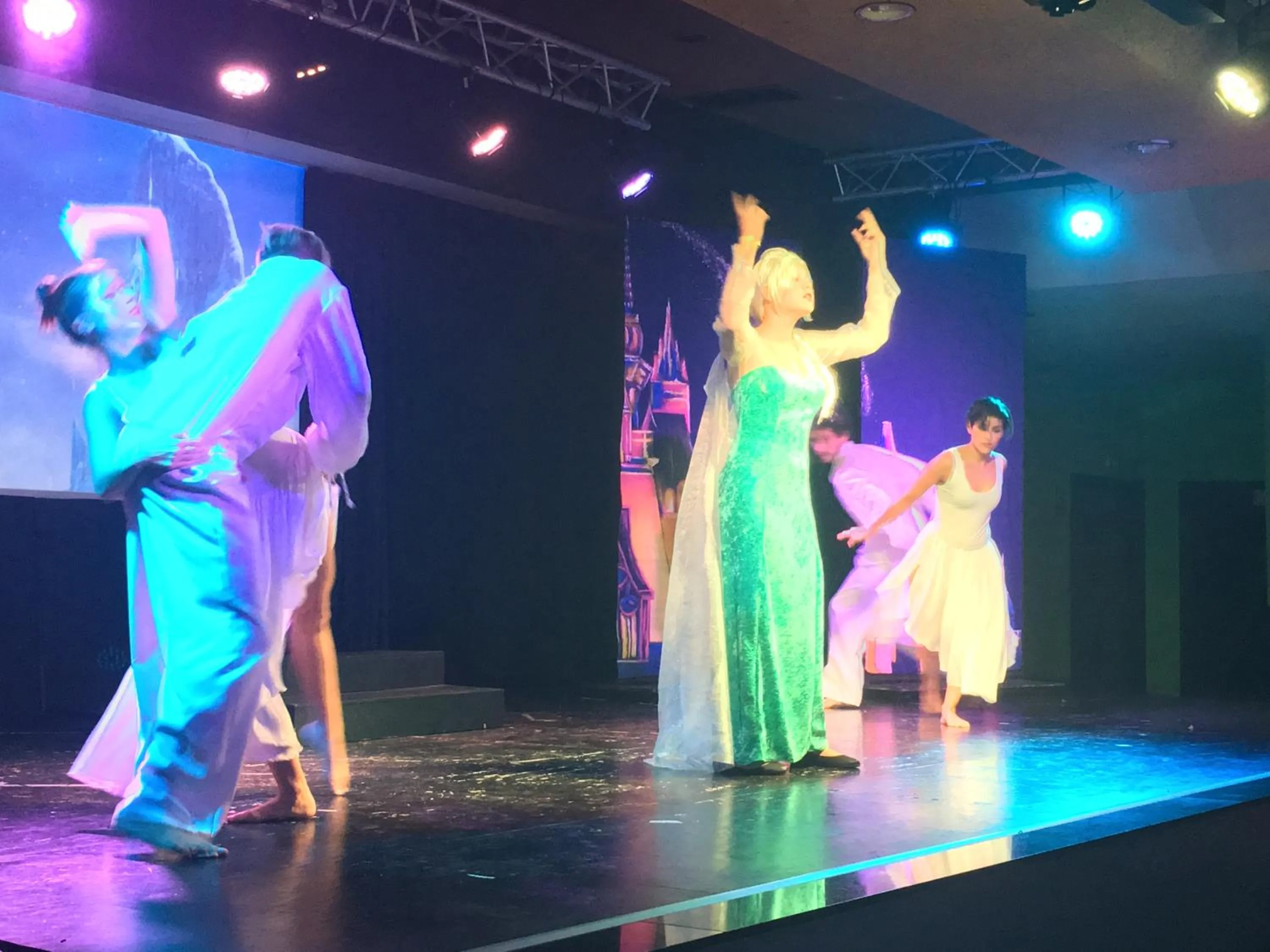 Evening entertainment in Hotel Club Cala Romani