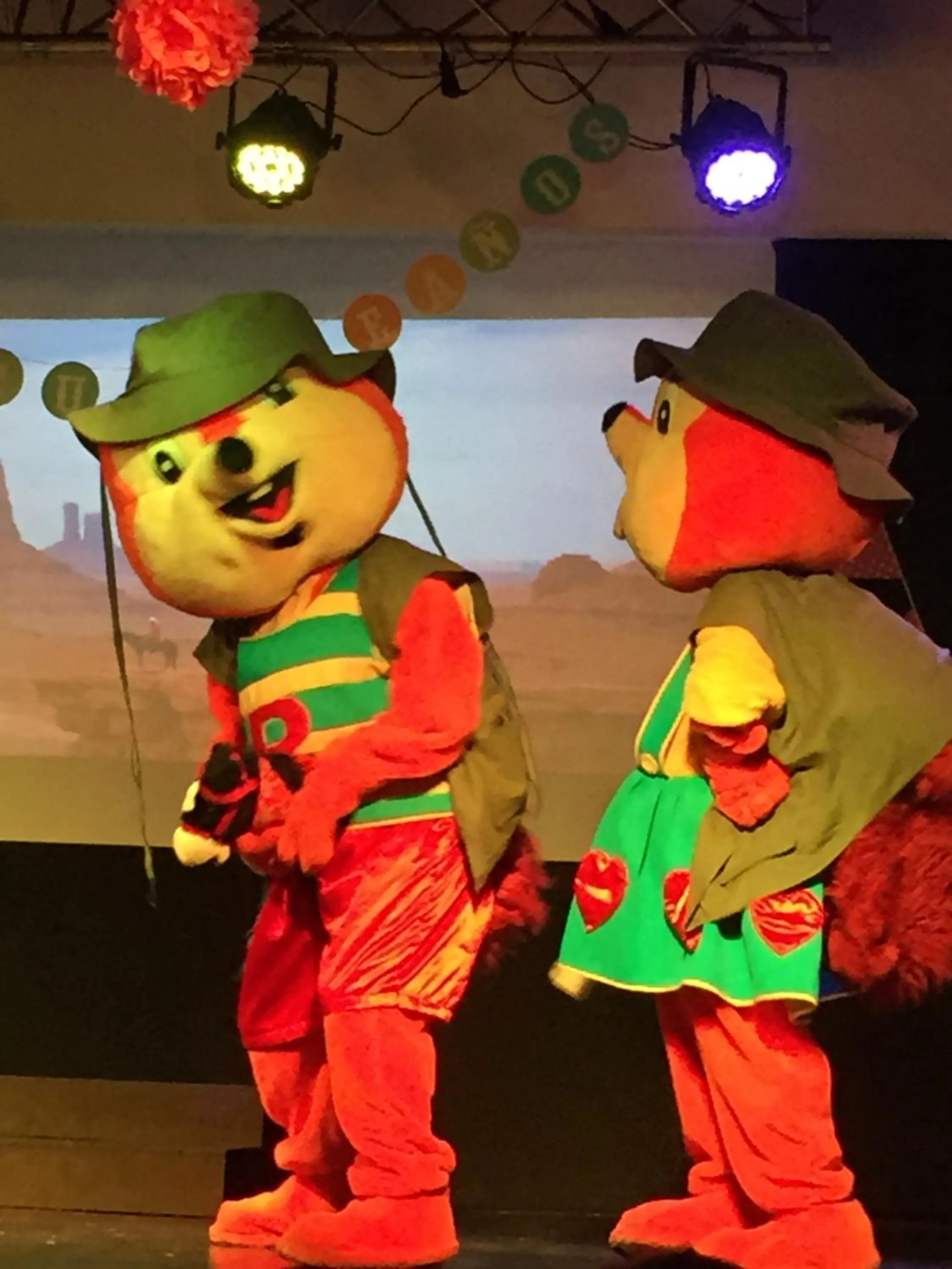 Evening entertainment in Hotel Club Cala Romani