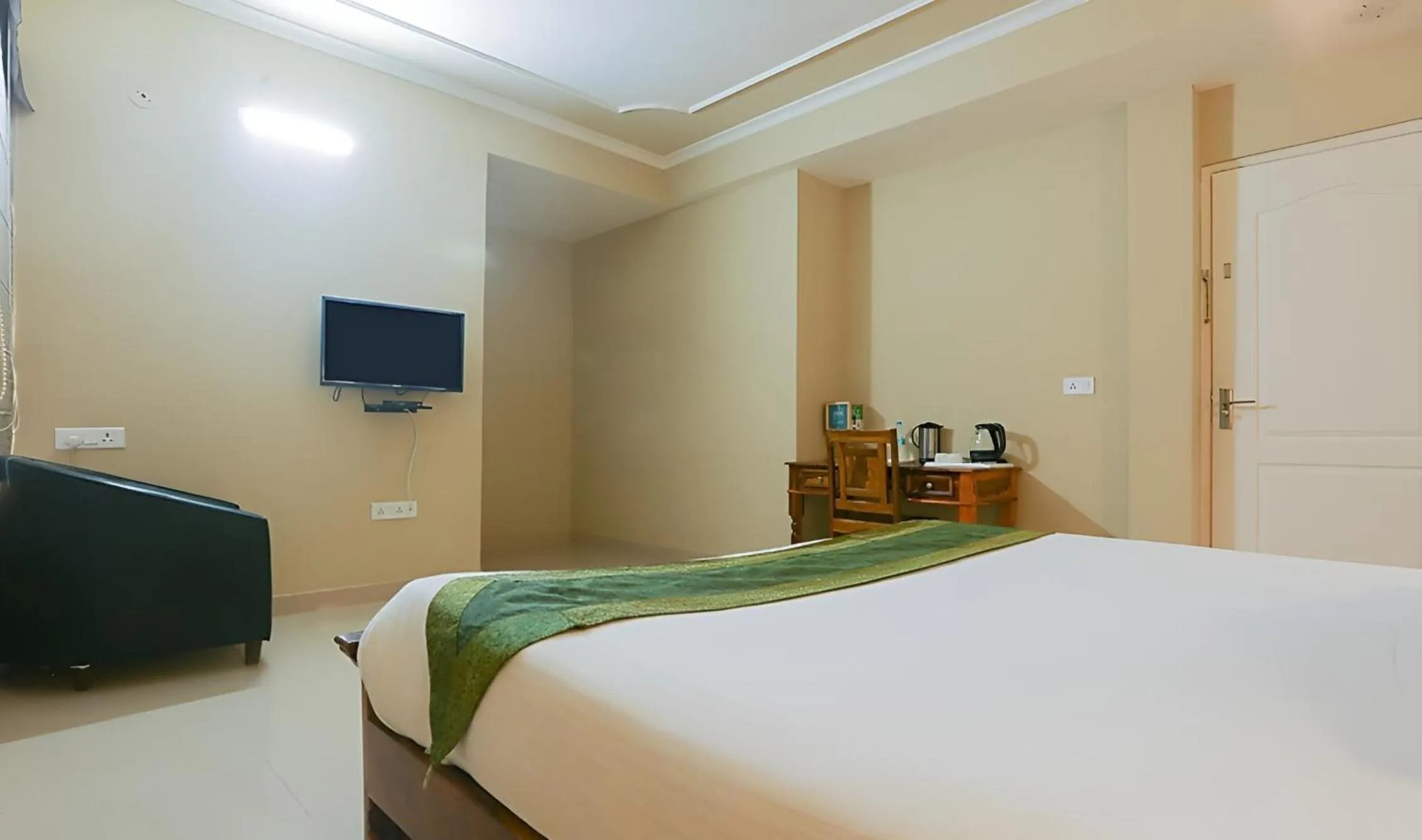 Bedroom, Bed in Treebo The Anchorage Malviya Nagar