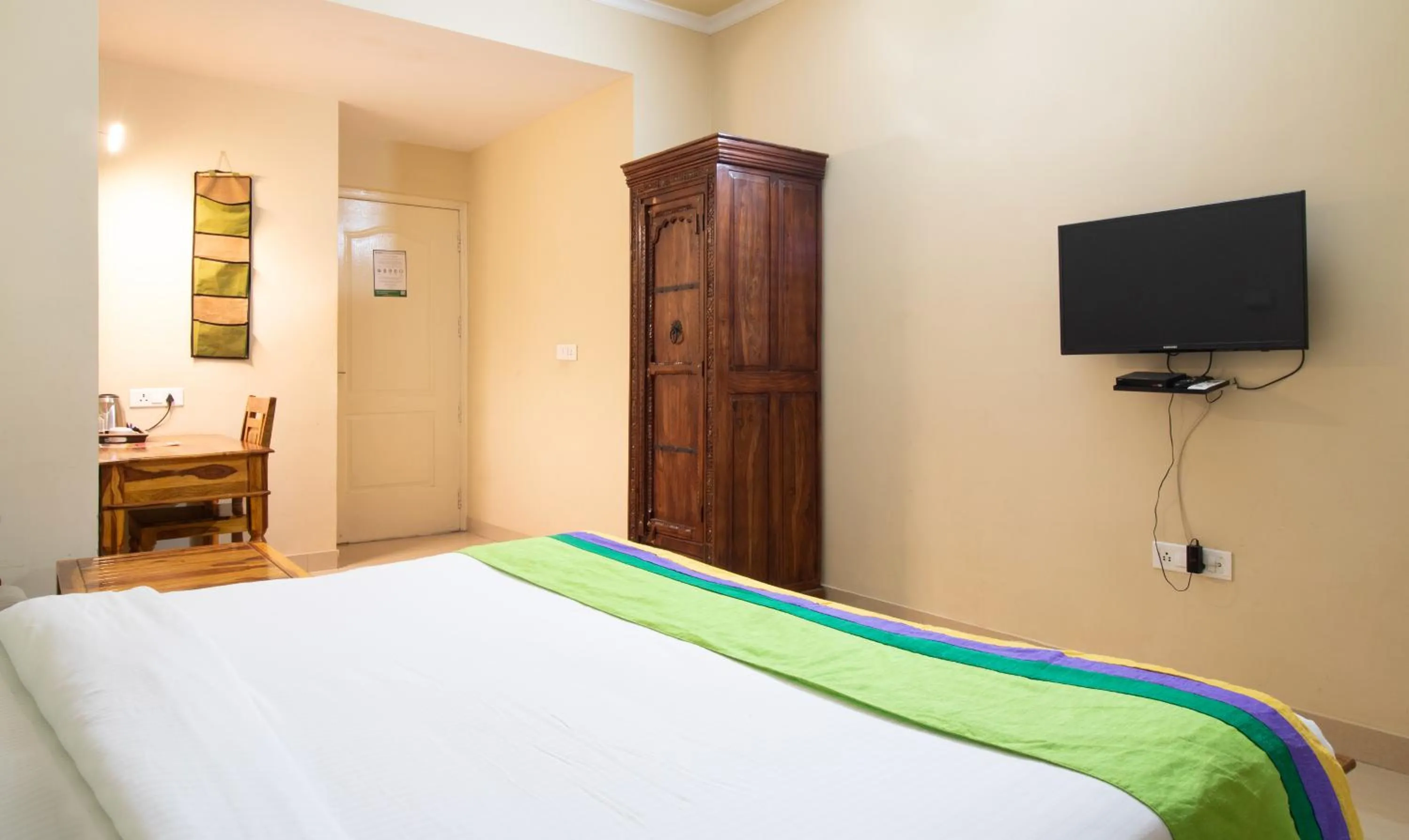 Bedroom, Bed in Treebo The Anchorage Malviya Nagar