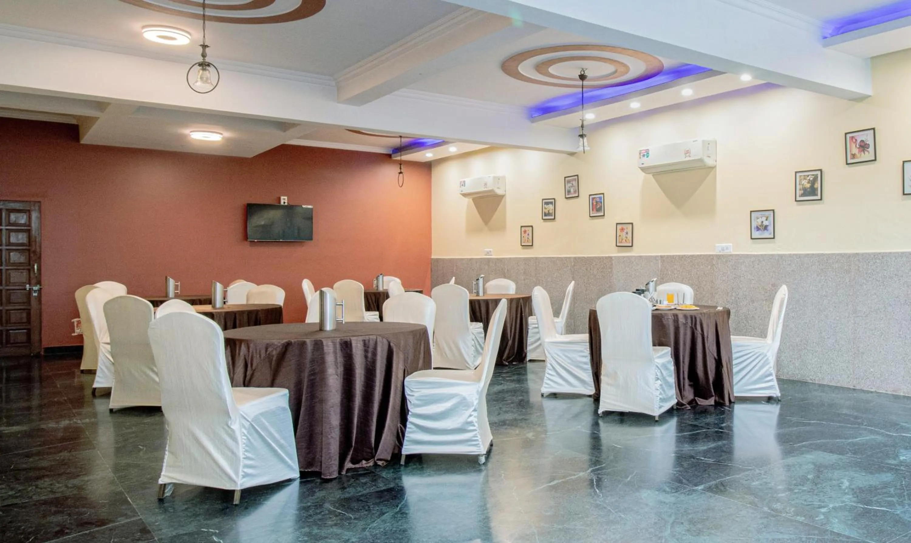 Restaurant/places to eat in Treebo The Anchorage Malviya Nagar