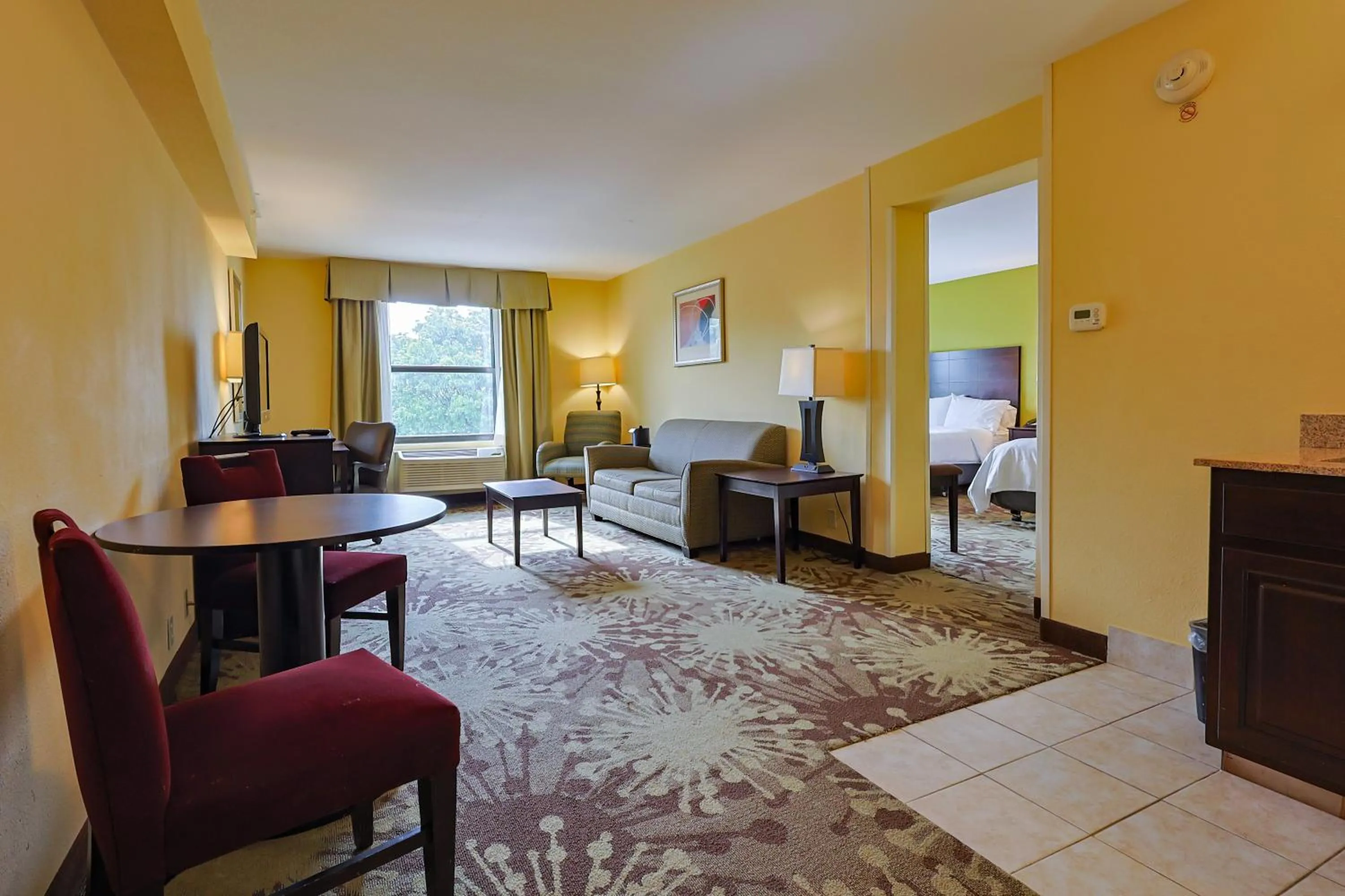 Seating area, Bed in Hotel Gurnee