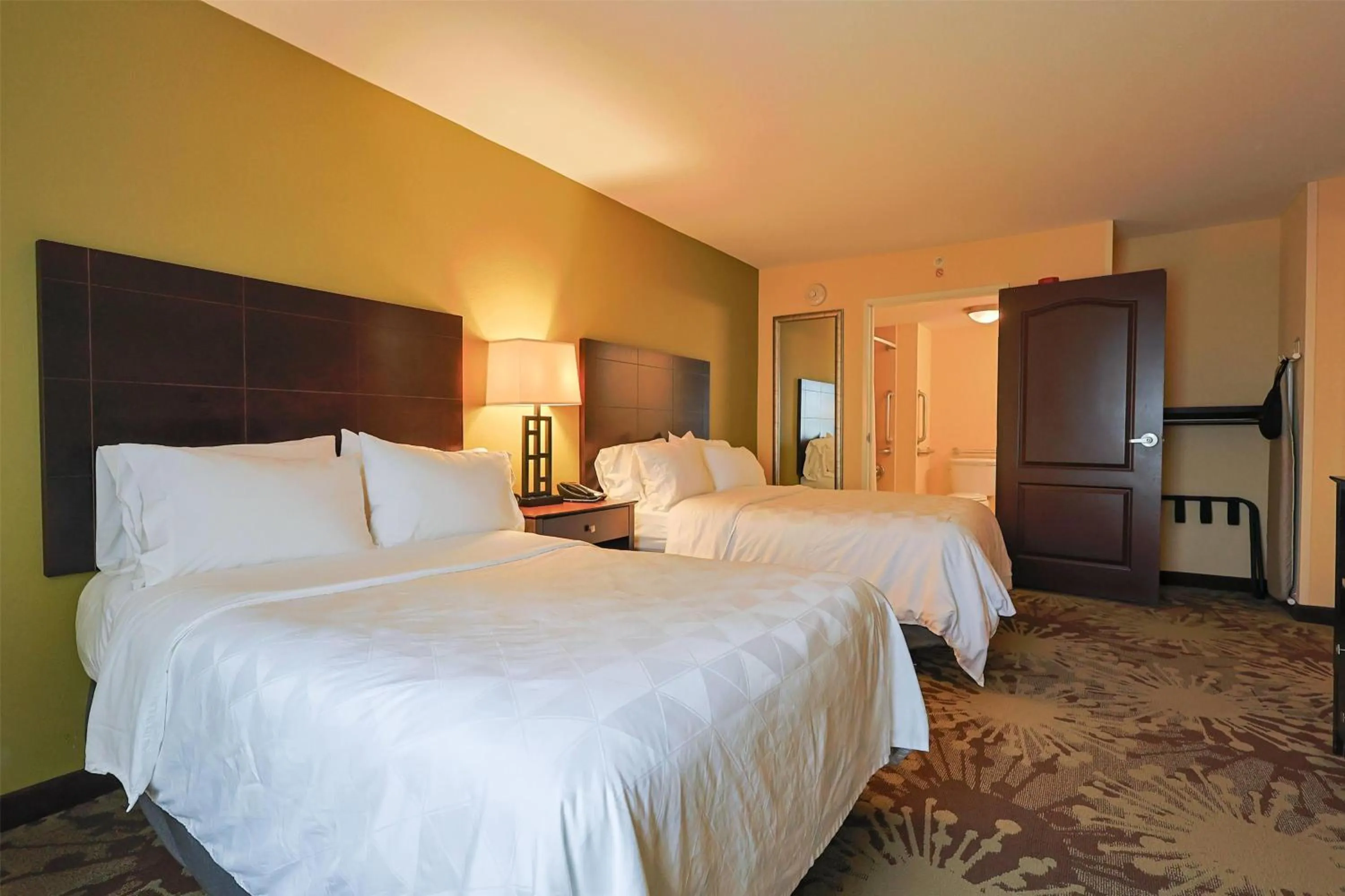 Photo of the whole room, Bed in Hotel Gurnee