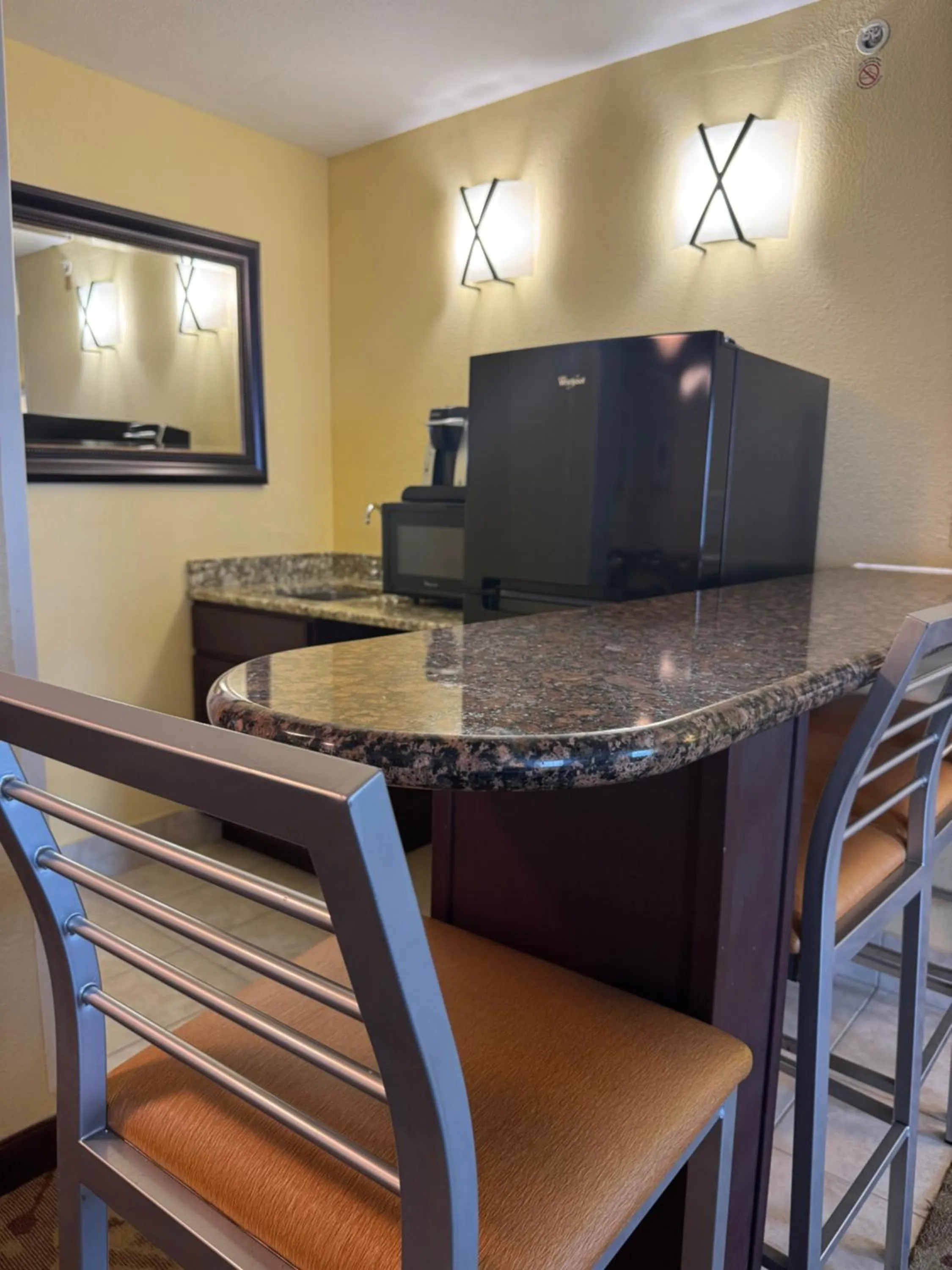 Kitchen or kitchenette in Hotel Gurnee