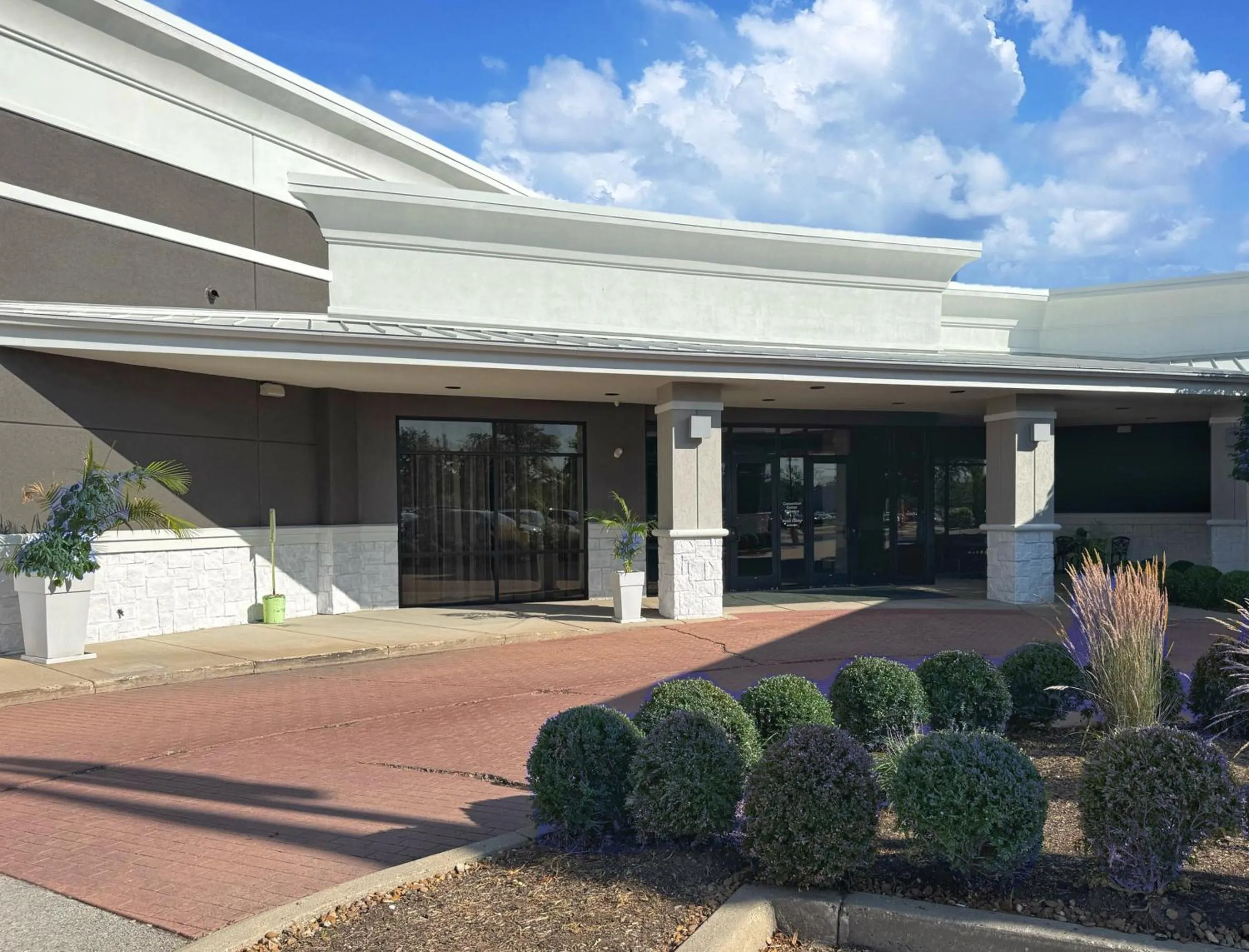 Property building in Hotel Gurnee