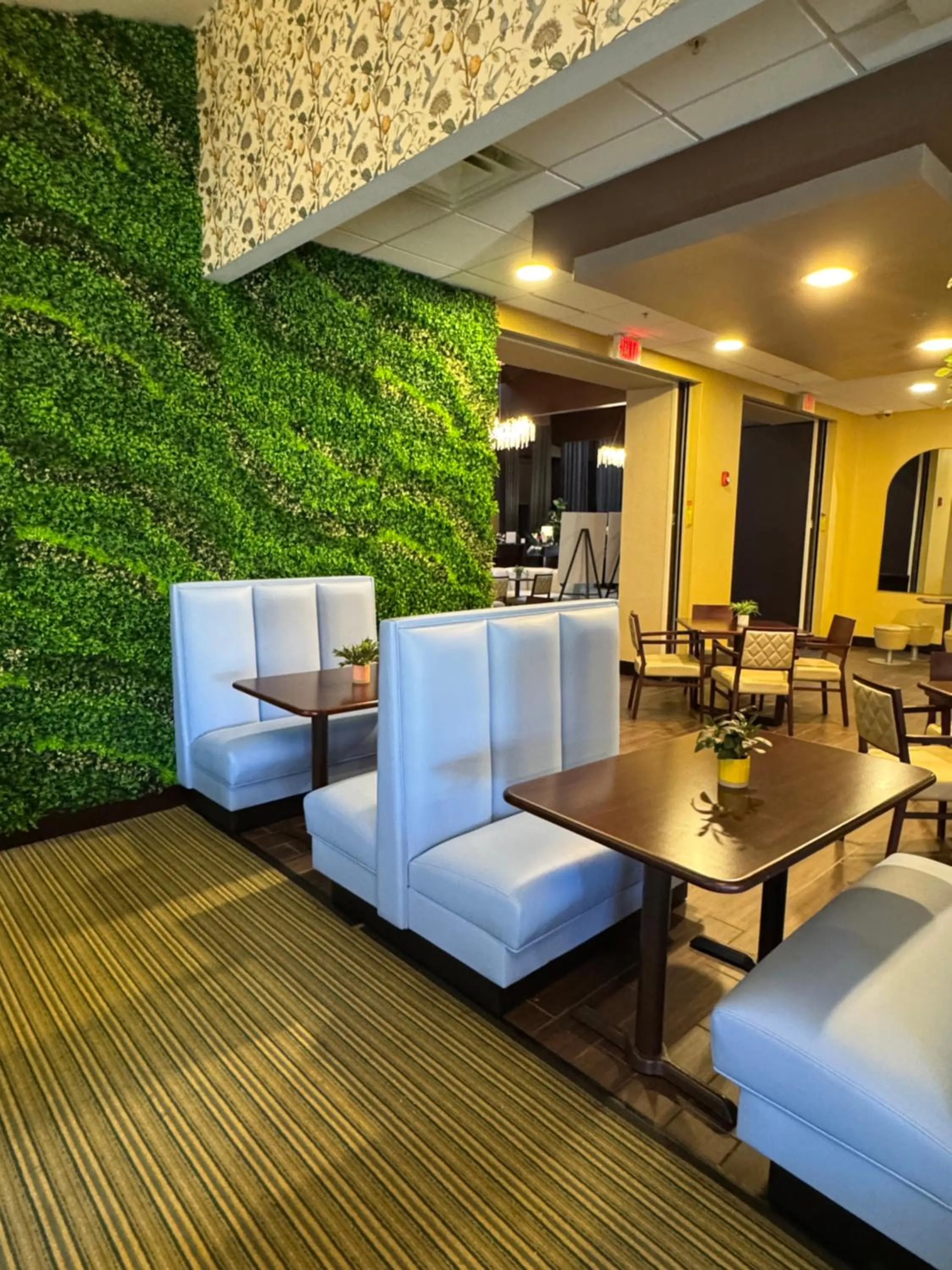 Restaurant/places to eat in Hotel Gurnee