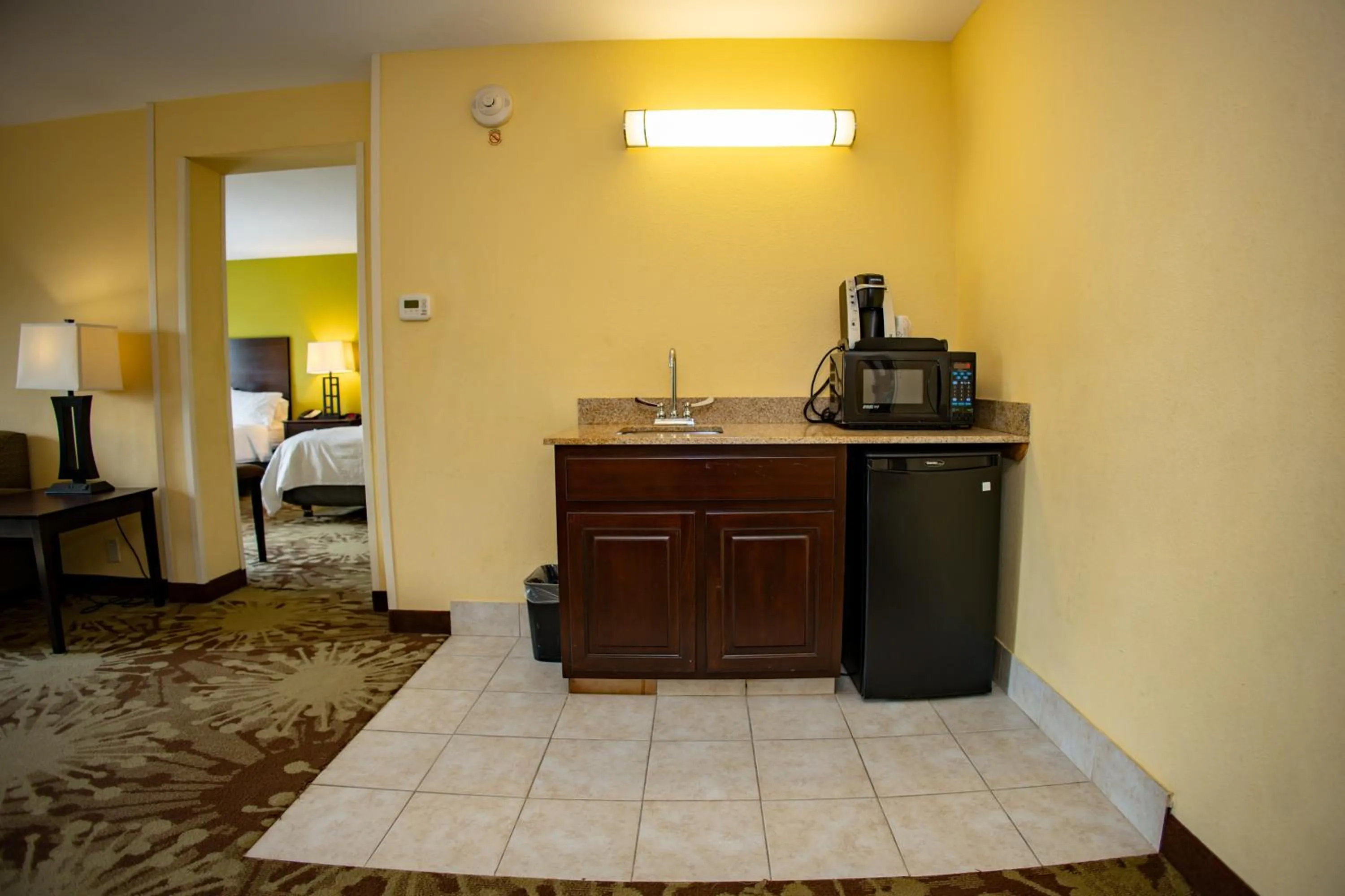 Kitchen or kitchenette, Bed in Hotel Gurnee