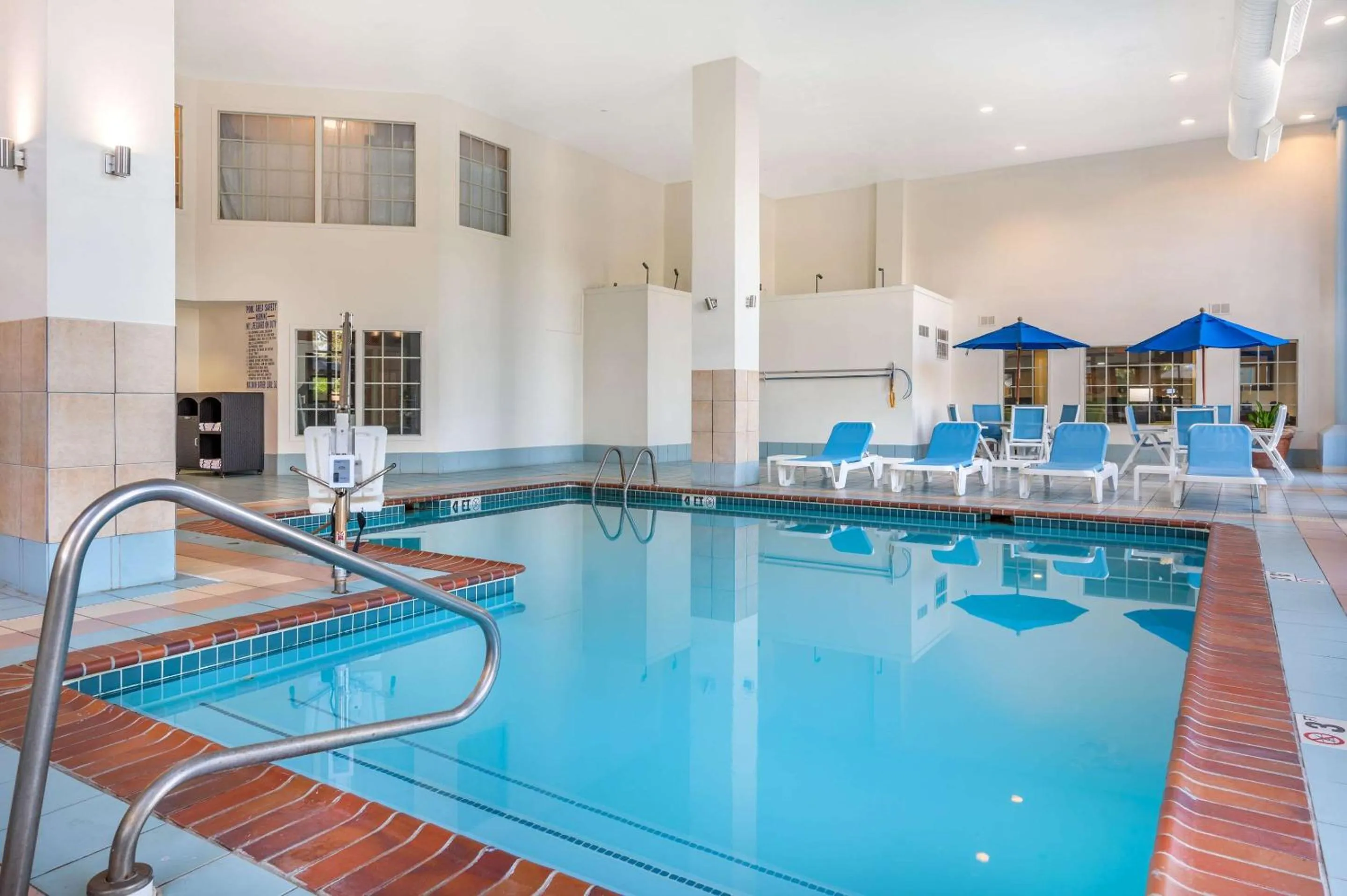 Swimming pool in Comfort Inn Lafayette I-65