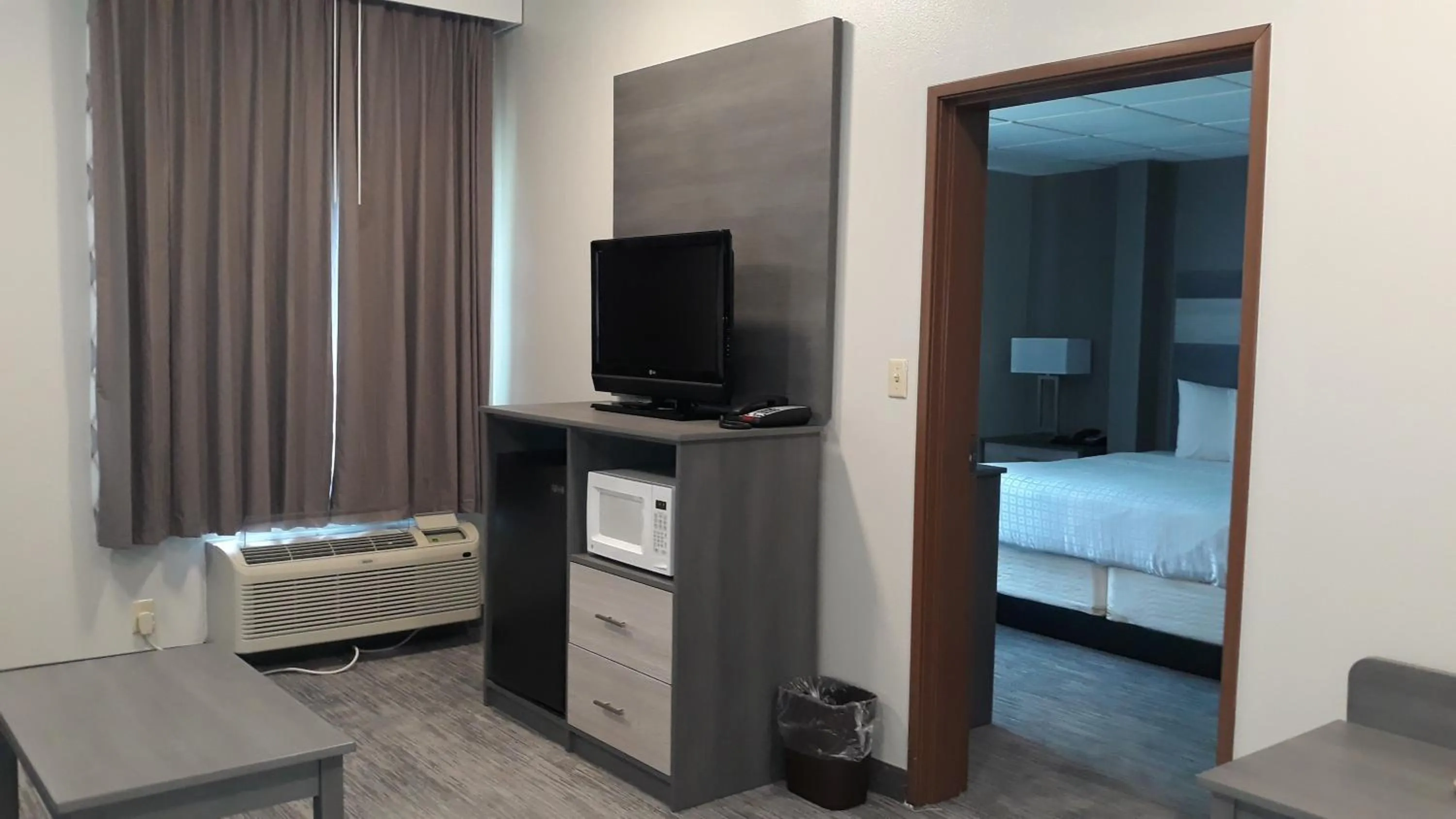 TV and multimedia, Bed in Baymont by Wyndham Lafayette - Purdue University