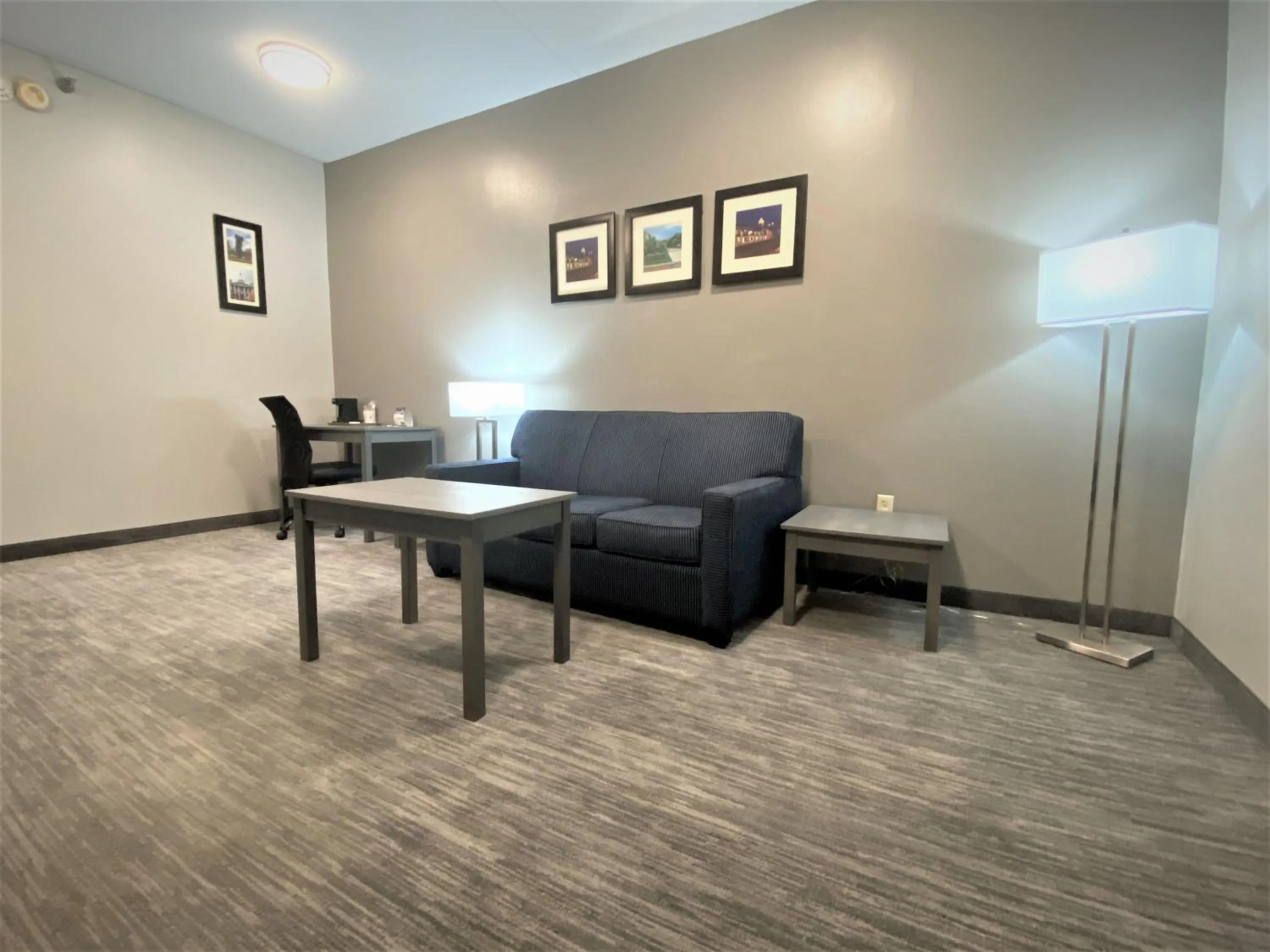 Seating area in Baymont by Wyndham Lafayette - Purdue University