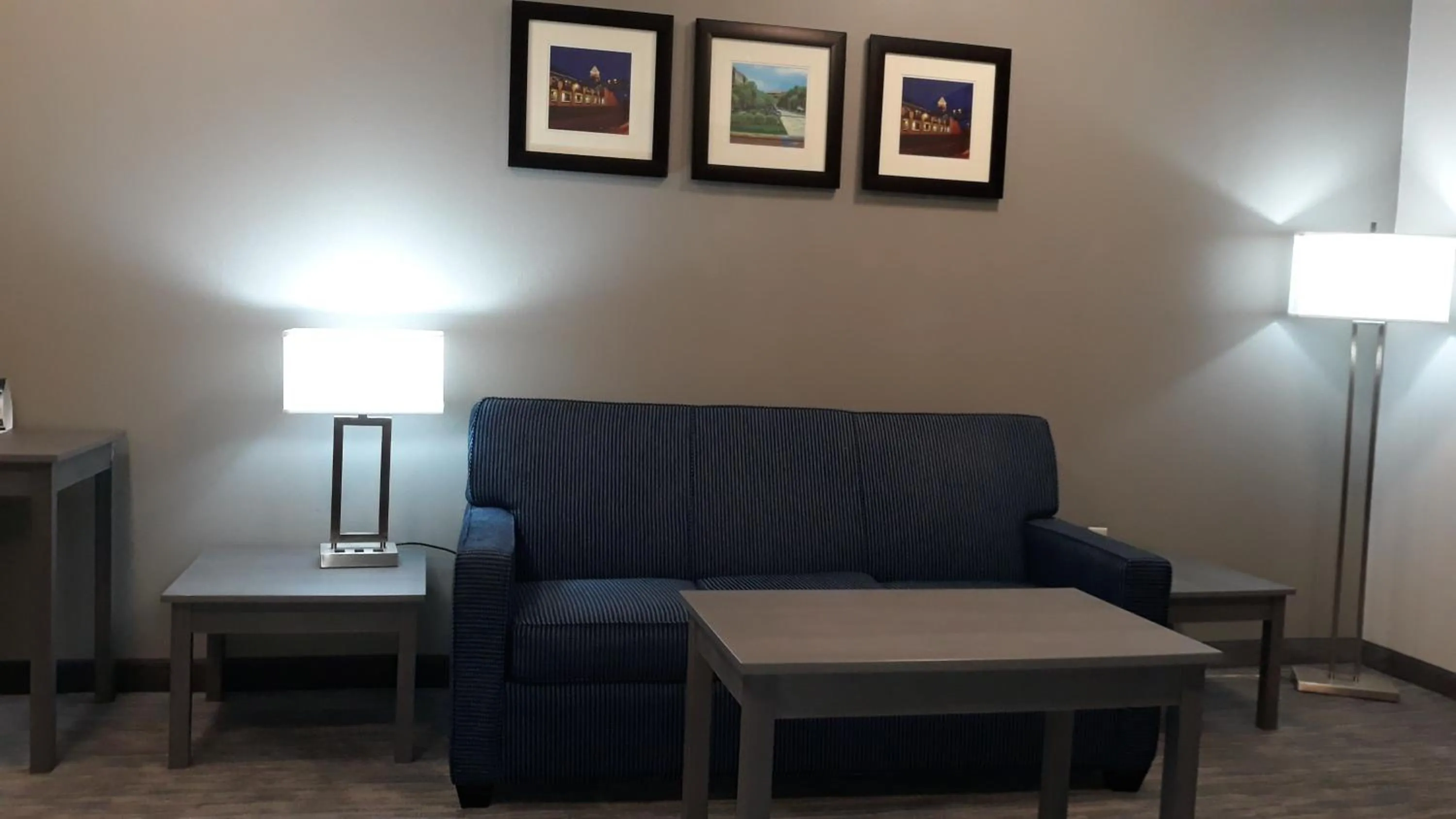 Living room in Baymont by Wyndham Lafayette - Purdue University