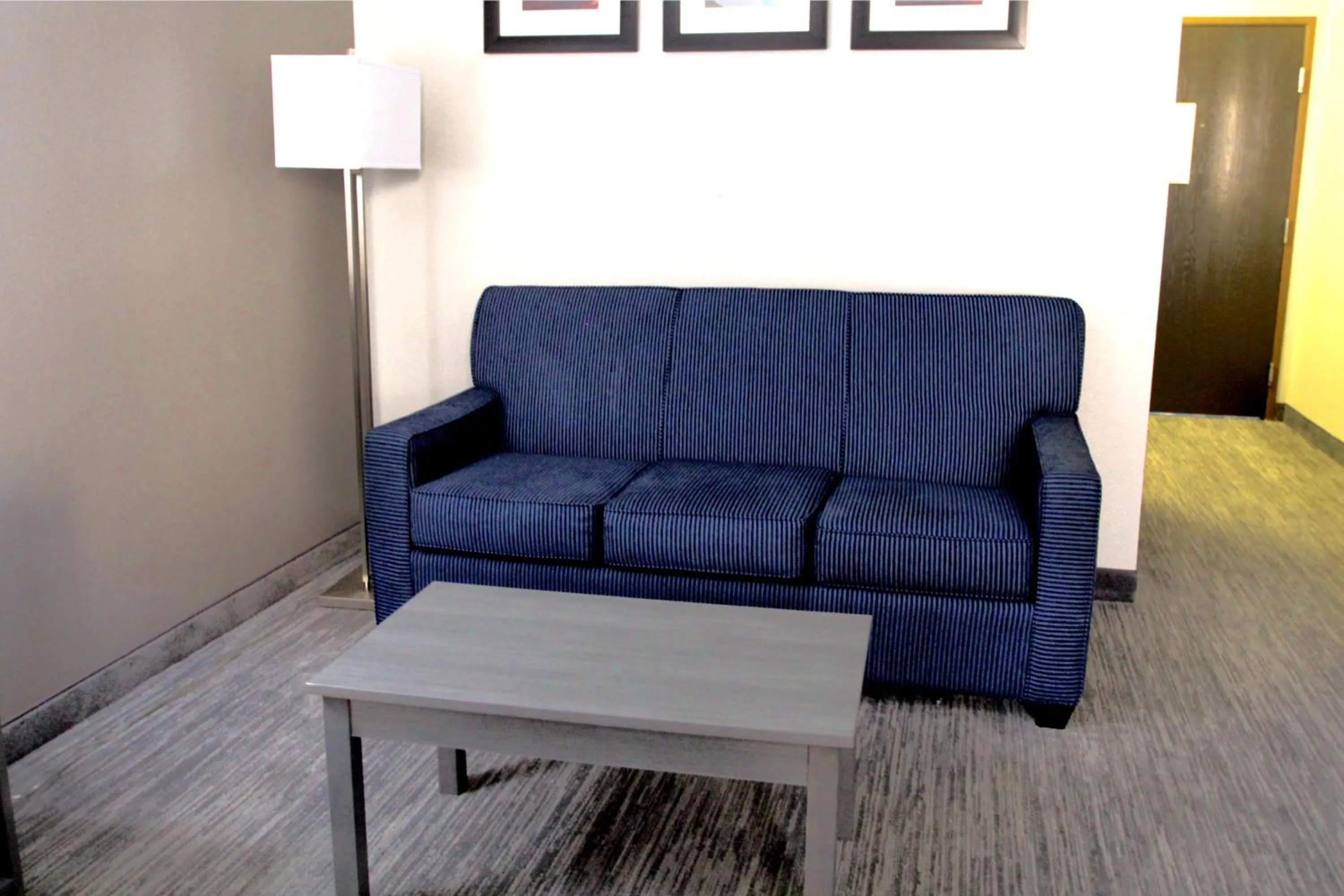 Seating area in Baymont by Wyndham Lafayette - Purdue University