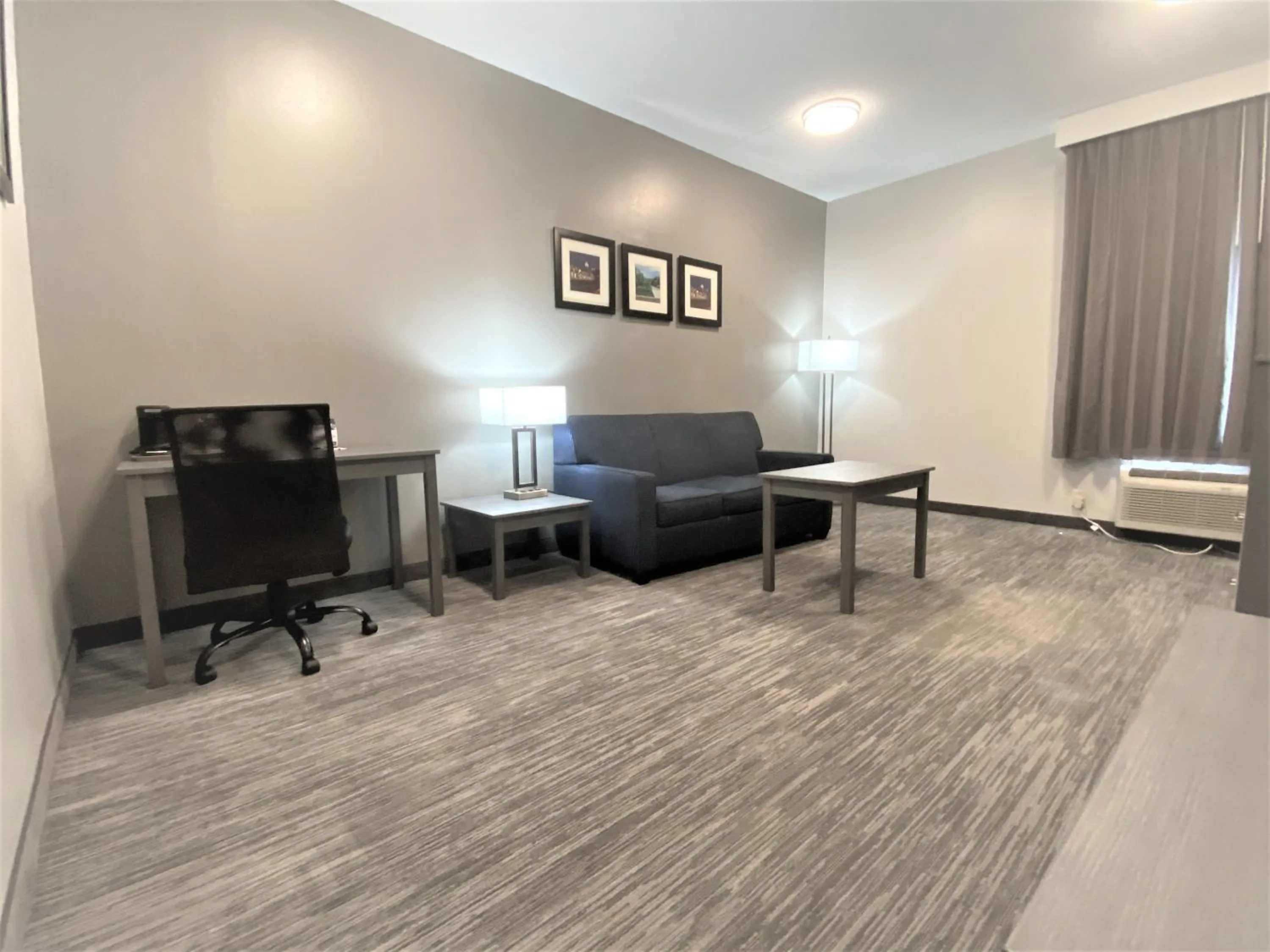 Living room in Baymont by Wyndham Lafayette - Purdue University