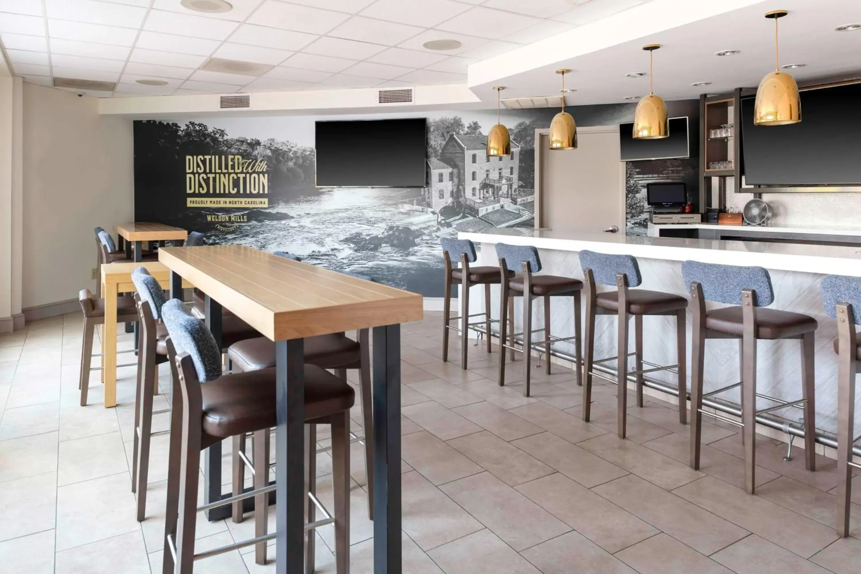 Lounge or bar in Hilton Garden Inn Roanoke Rapids Lounge or bar in Hilton Garden Inn Roanoke Rapids