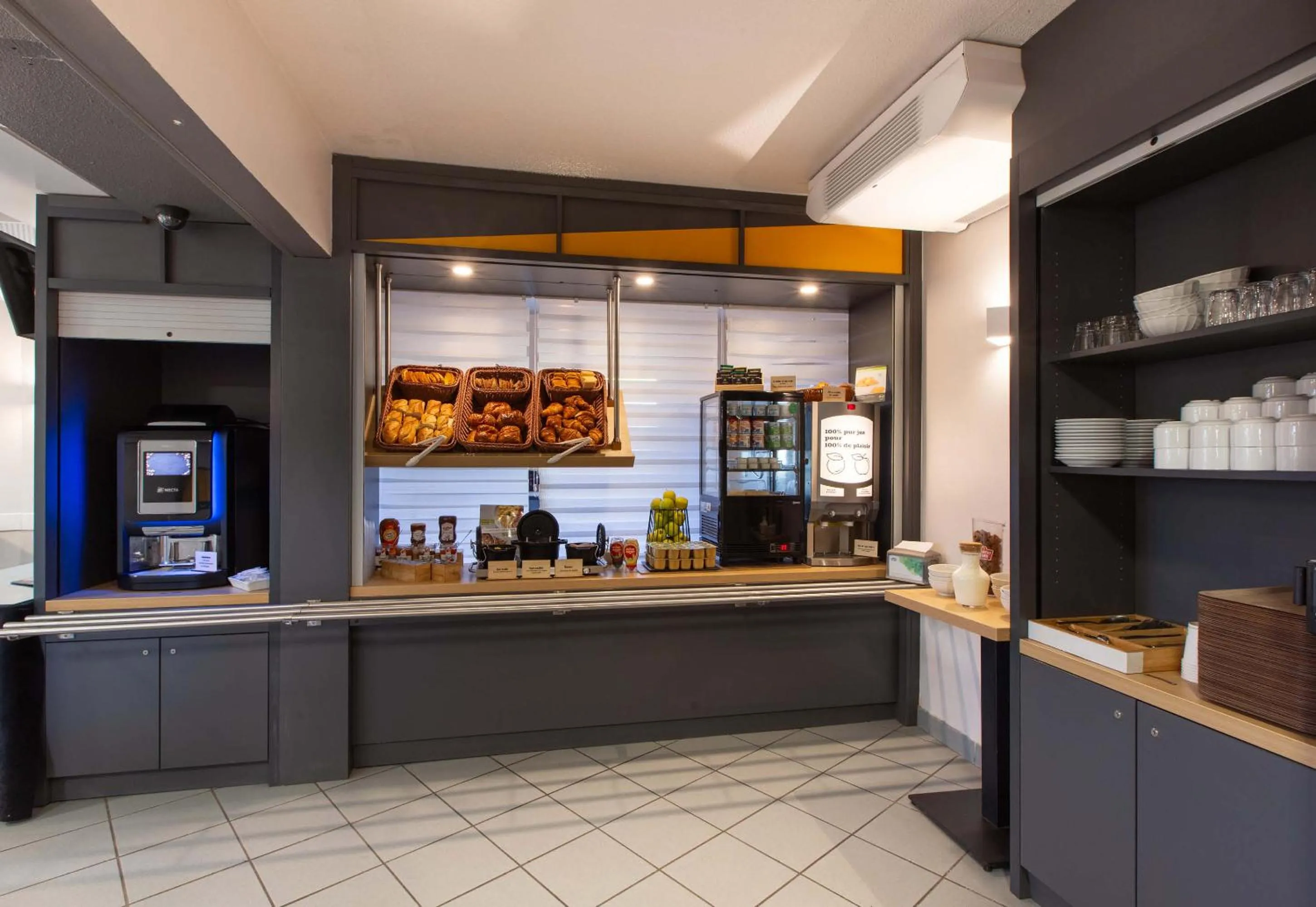 Buffet breakfast in B&B HOTEL Blois Sud Vineuil