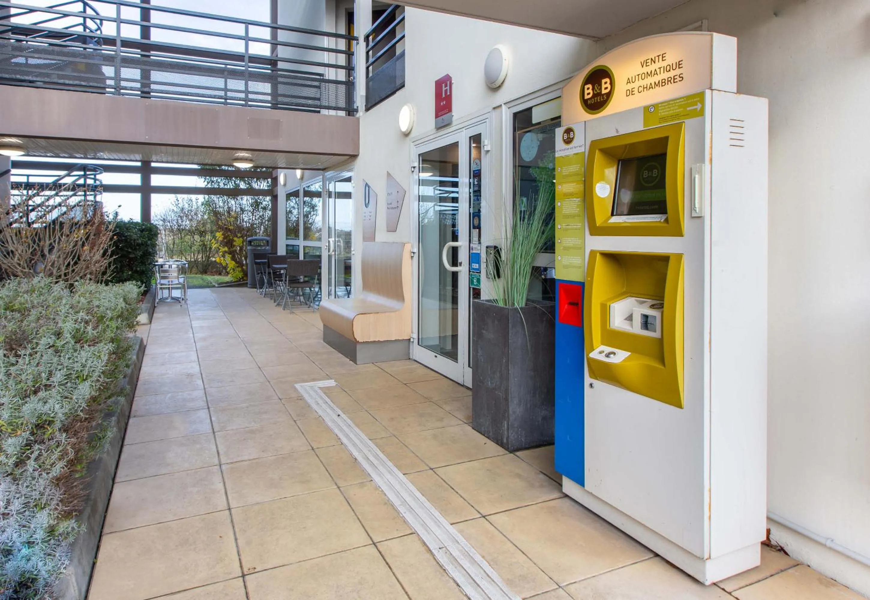 Facade/entrance in B&B HOTEL Blois Sud Vineuil