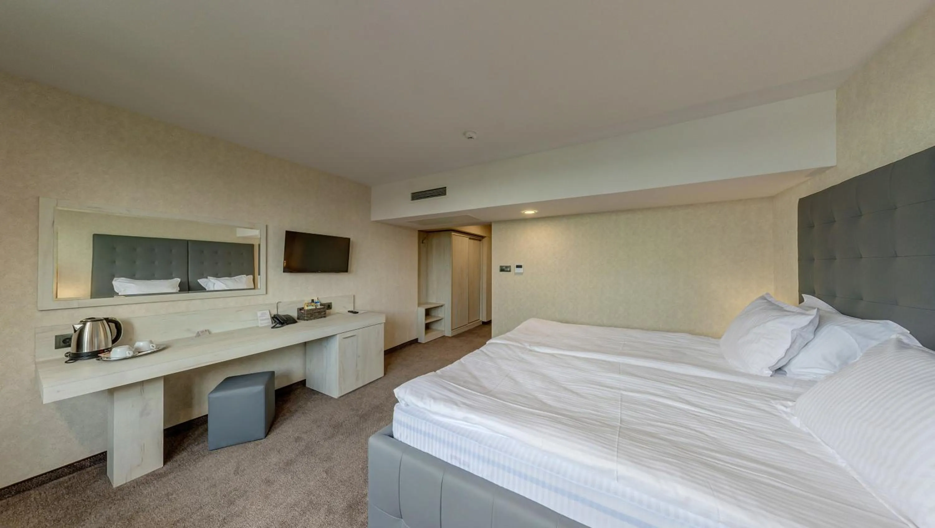 Property building, Bed in Grand Hotel Riga