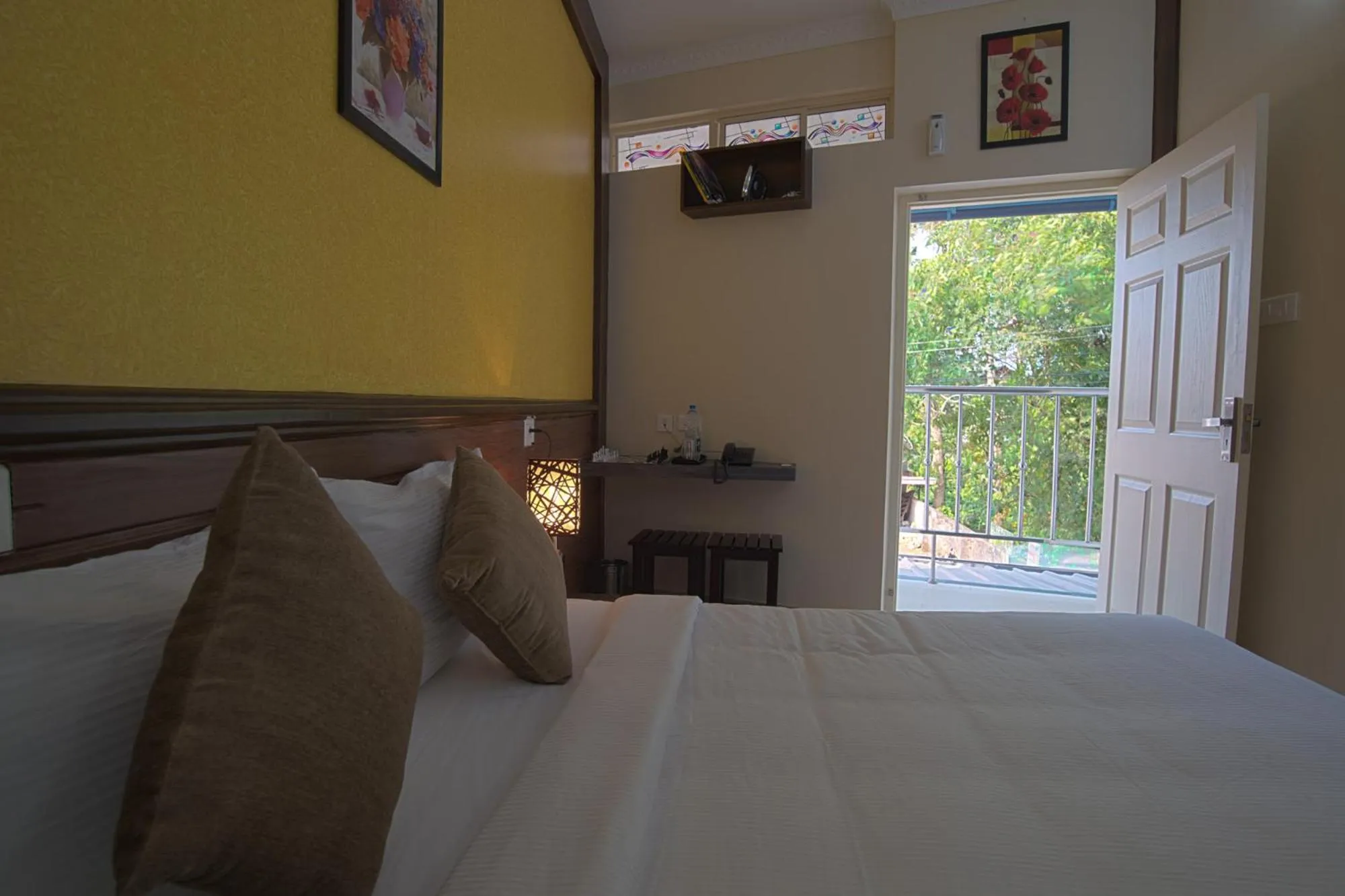 Garden view, Bed in Gems 9 Airport Hotel