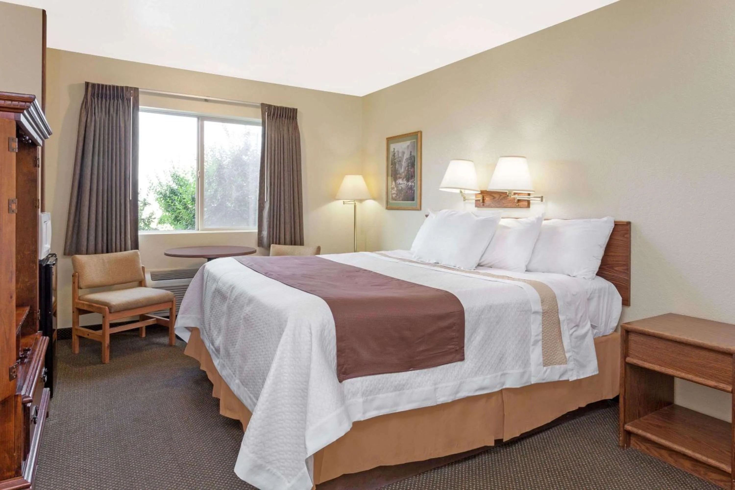 Photo of the whole room, Bed in Days Inn by Wyndham Missoula Airport