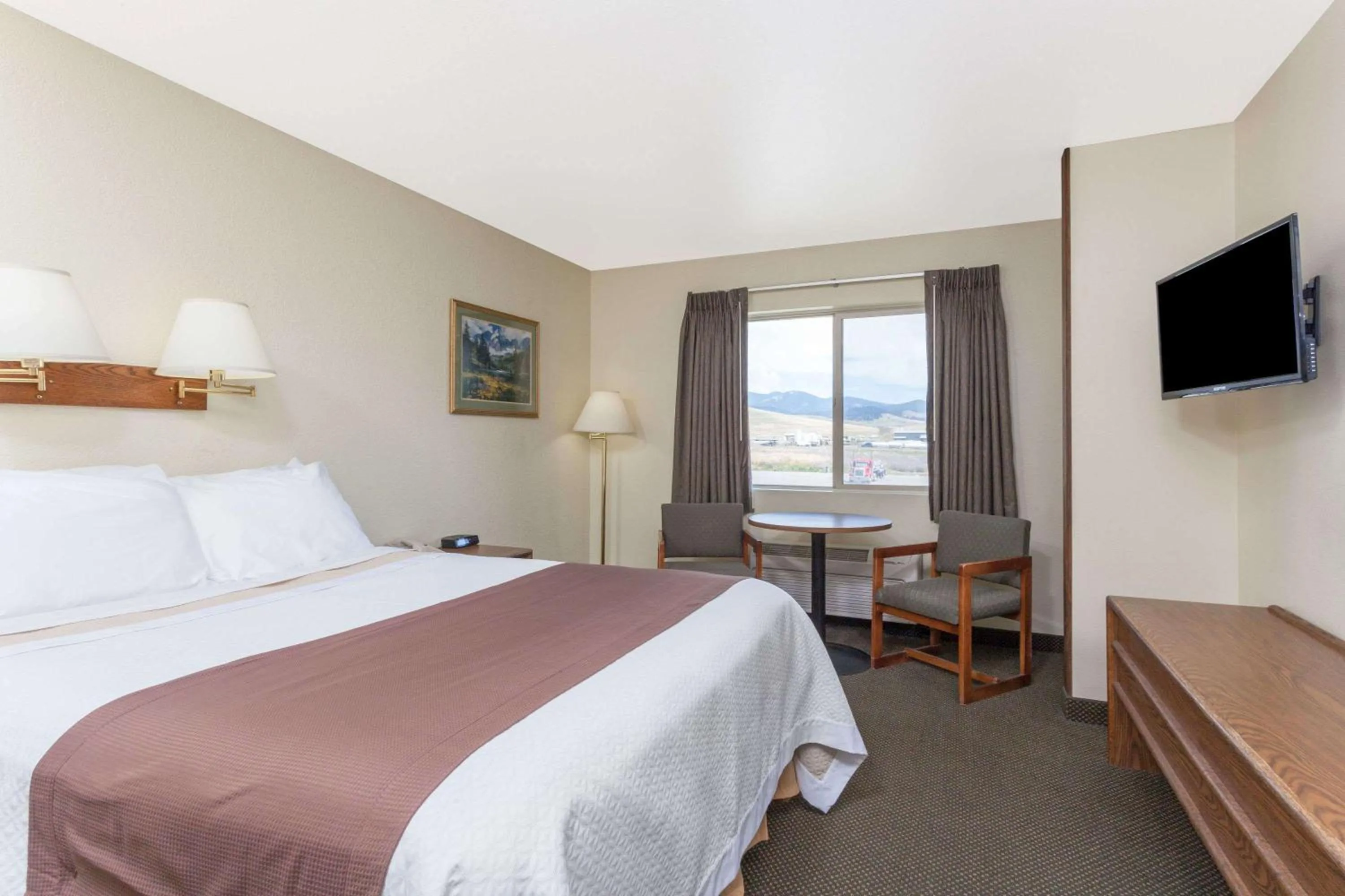 Photo of the whole room, Bed in Days Inn by Wyndham Missoula Airport