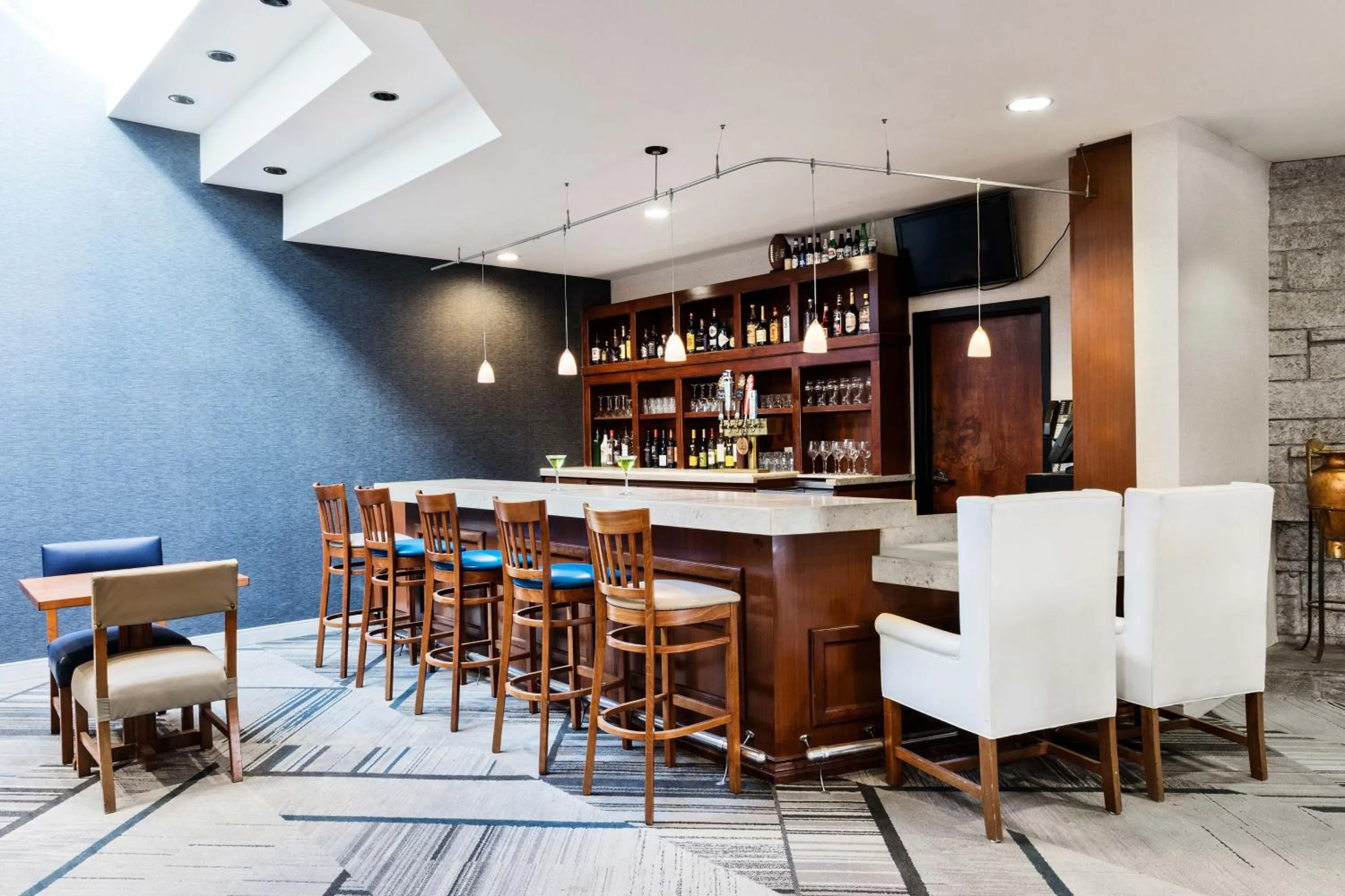 Lounge or bar in Four Points by Sheraton Ventura Harbor Resort