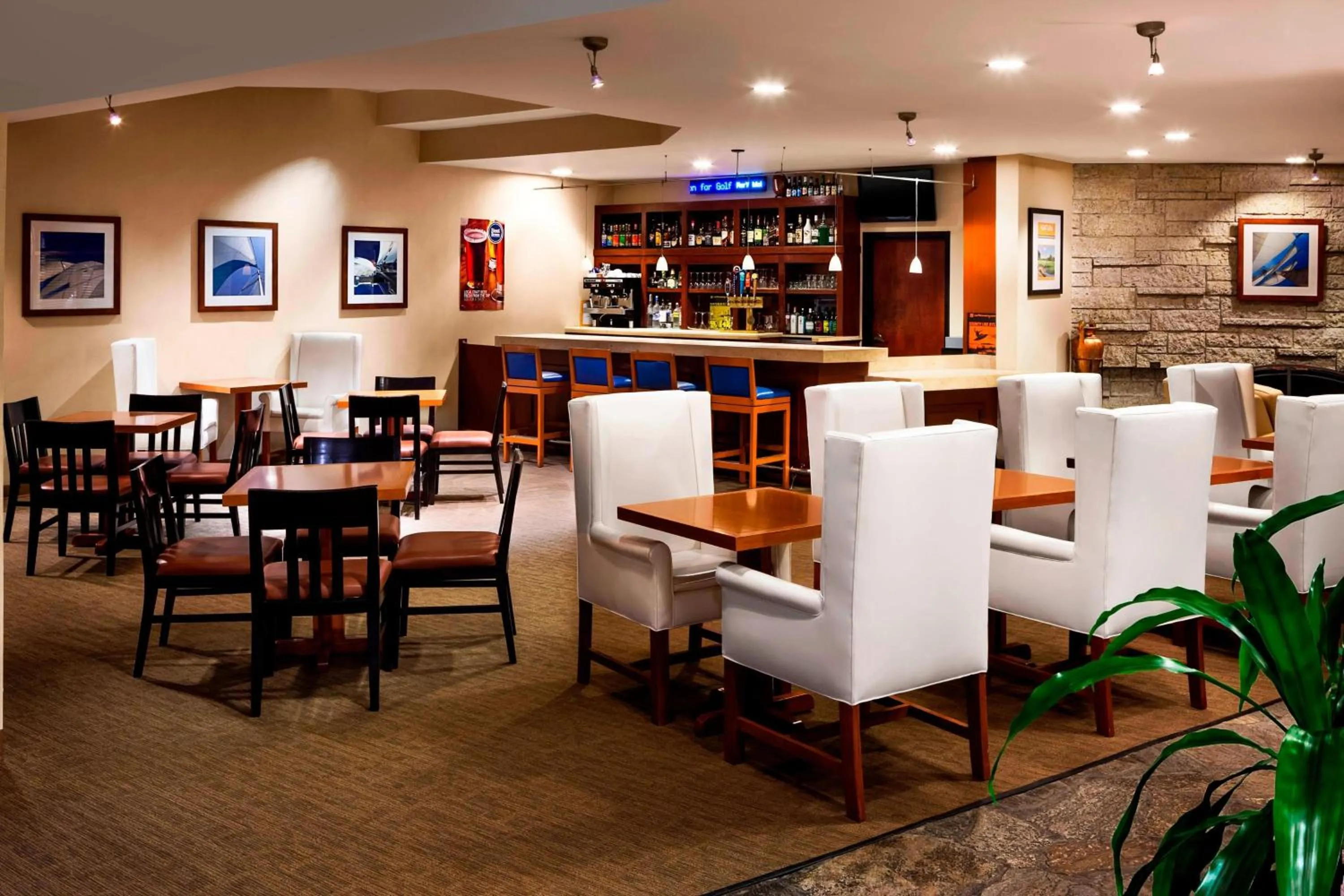 Lounge or bar in Four Points by Sheraton Ventura Harbor Resort