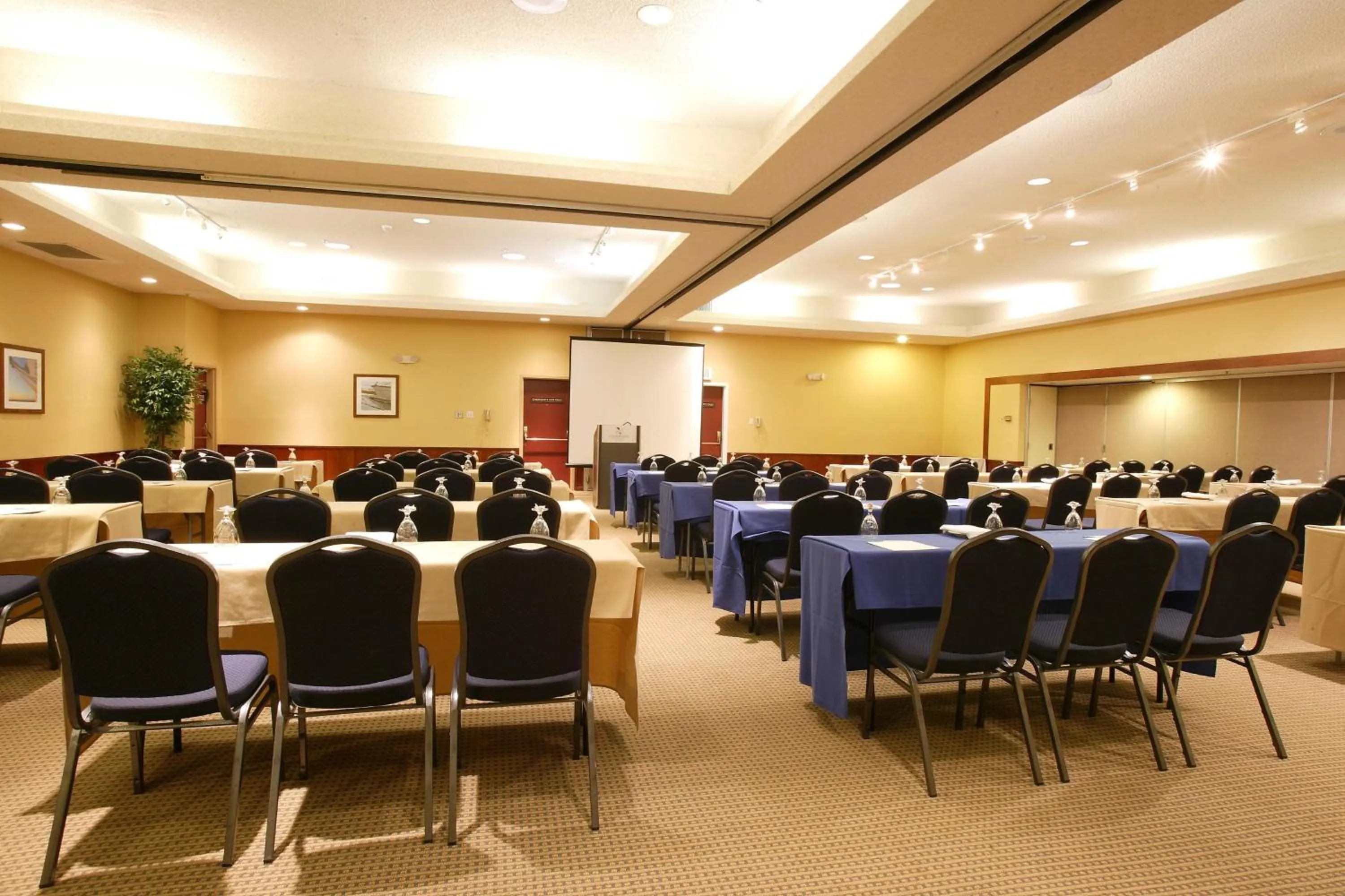 Meeting/conference room in Four Points by Sheraton Ventura Harbor Resort