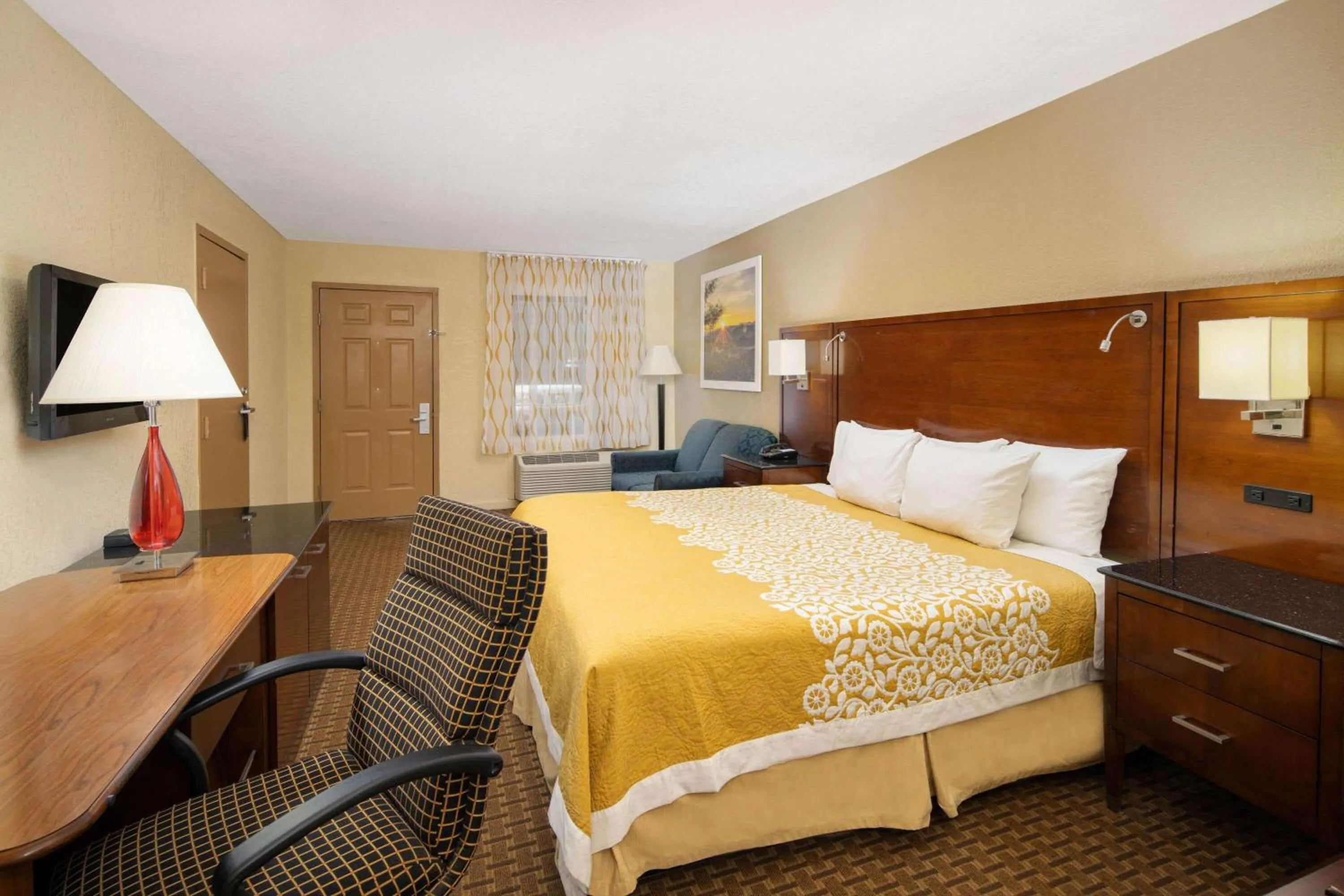 Photo of the whole room, Bed in Days Inn by Wyndham Thomaston