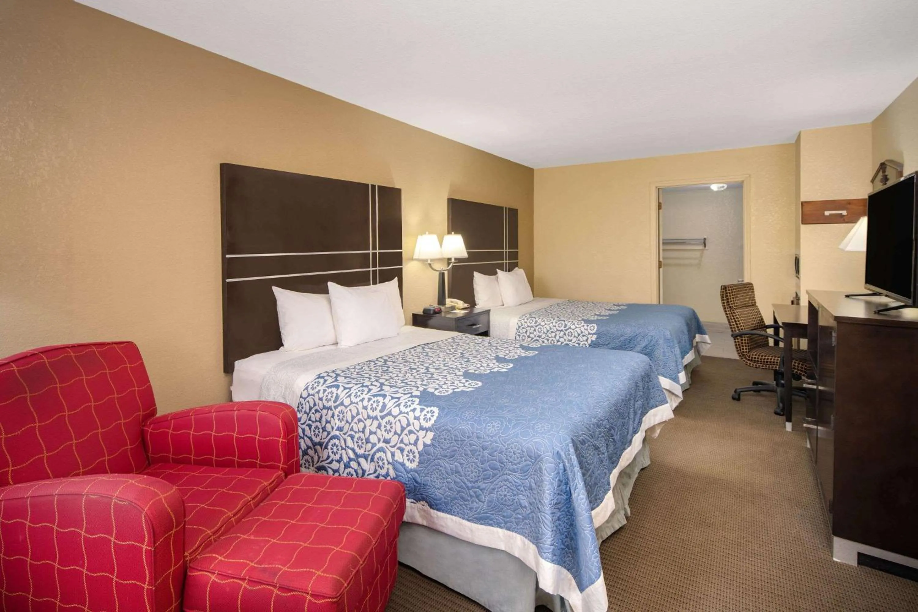 Photo of the whole room, Bed in Days Inn by Wyndham Thomaston