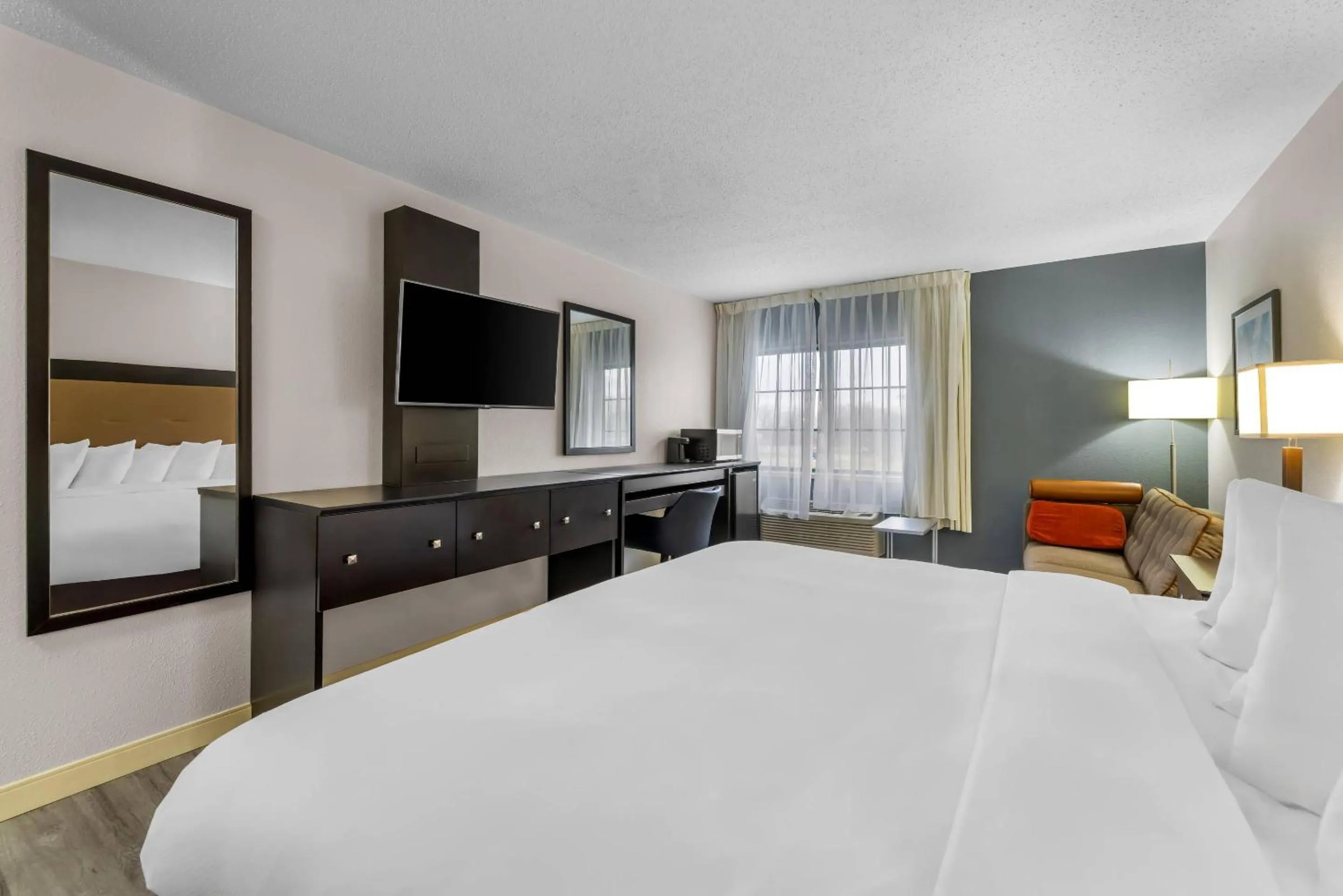 Bedroom, Bed in Quality Inn Brewerton - Syracuse Oneida Lake Area