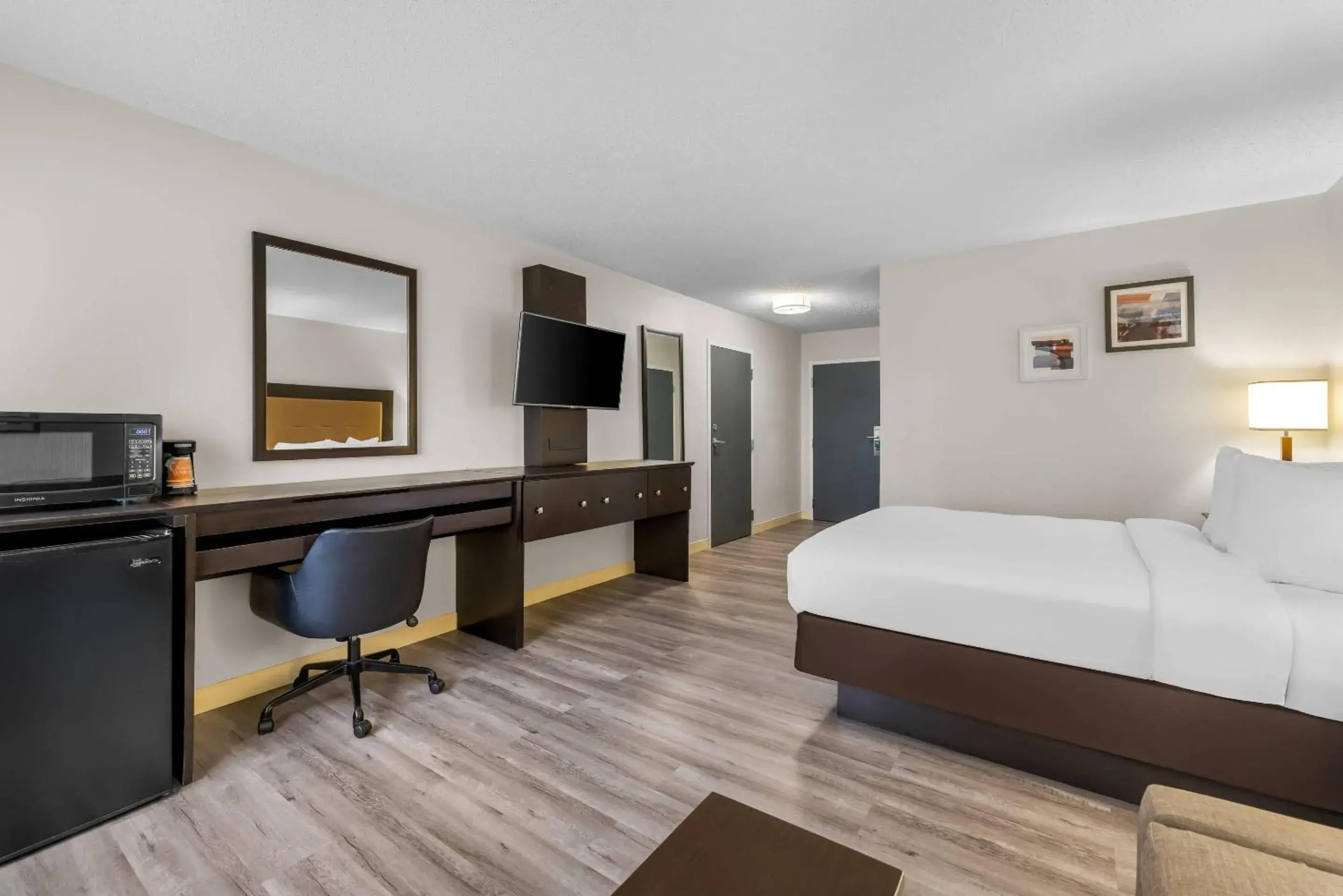 Bedroom, Bed in Quality Inn Brewerton - Syracuse Oneida Lake Area Bedroom, Bed in Quality Inn Brewerton - Syracuse Oneida Lake Area