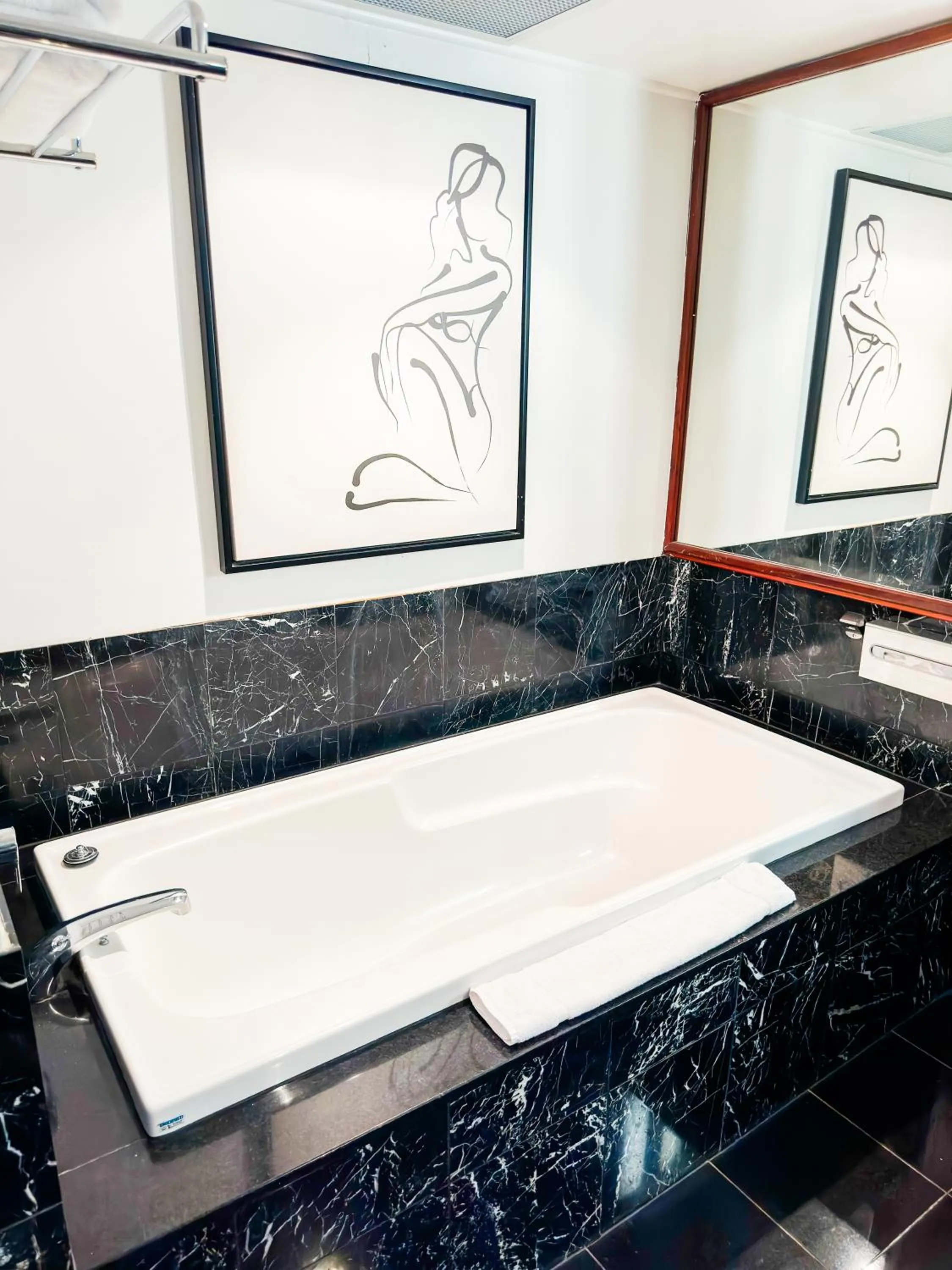 Bathroom in Waves Byron Bay