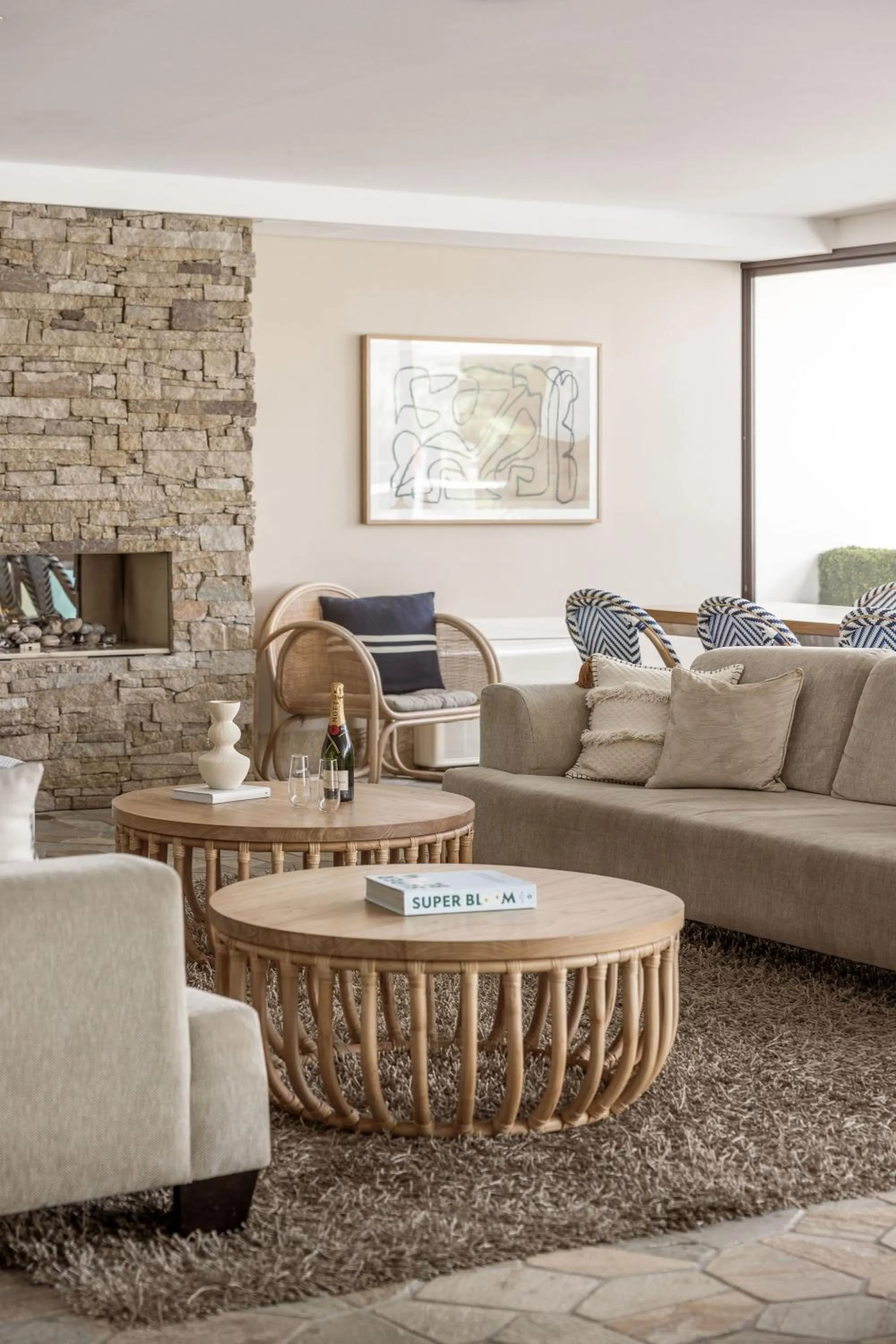 Communal lounge/ TV room in Waves Byron Bay