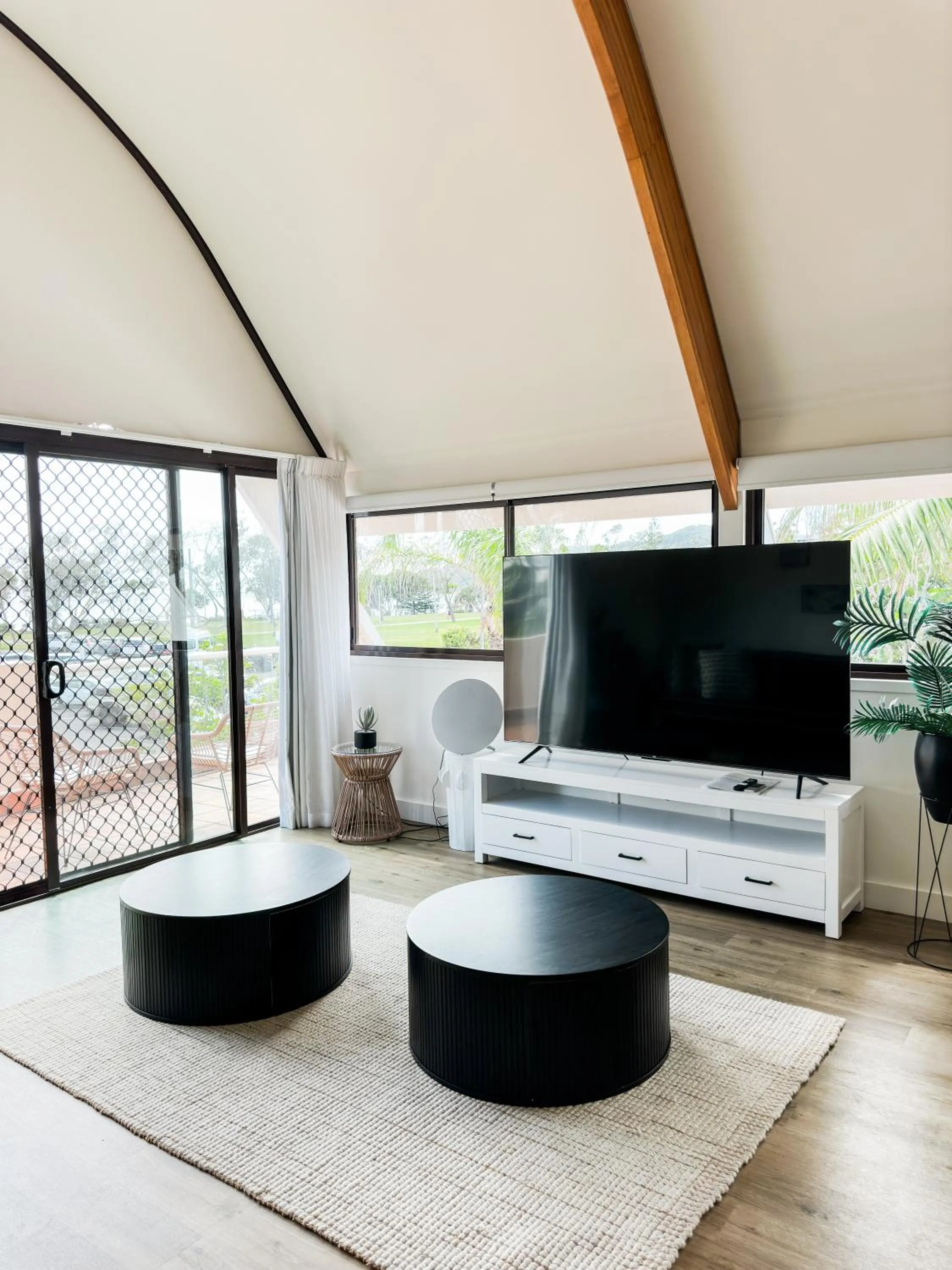 Communal lounge/ TV room in Waves Byron Bay