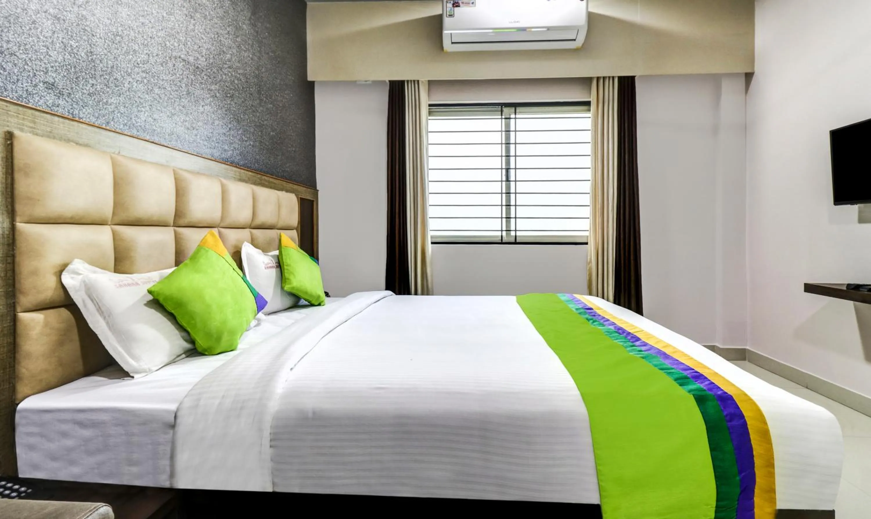 Bed in Treebo Sahara Suites 750 M From St Johns Medical College And Hospital