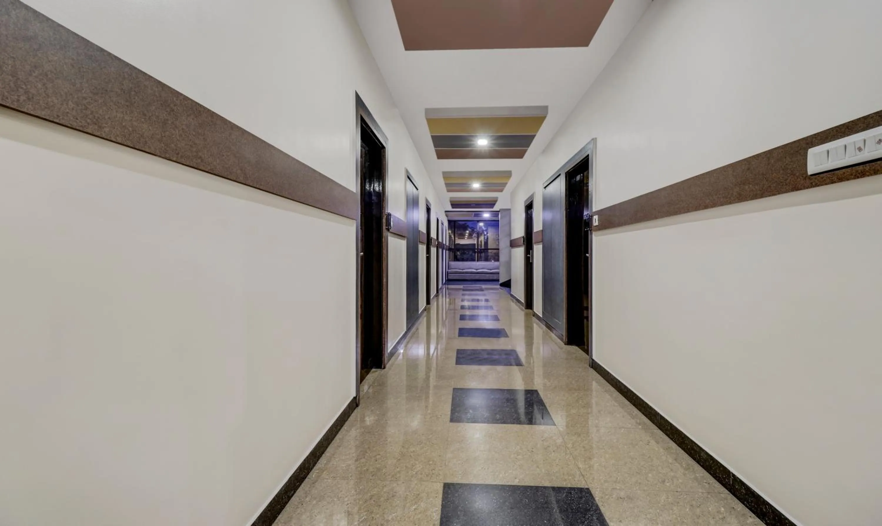 Lobby or reception in Treebo Sahara Suites 750 M From St Johns Medical College And Hospital