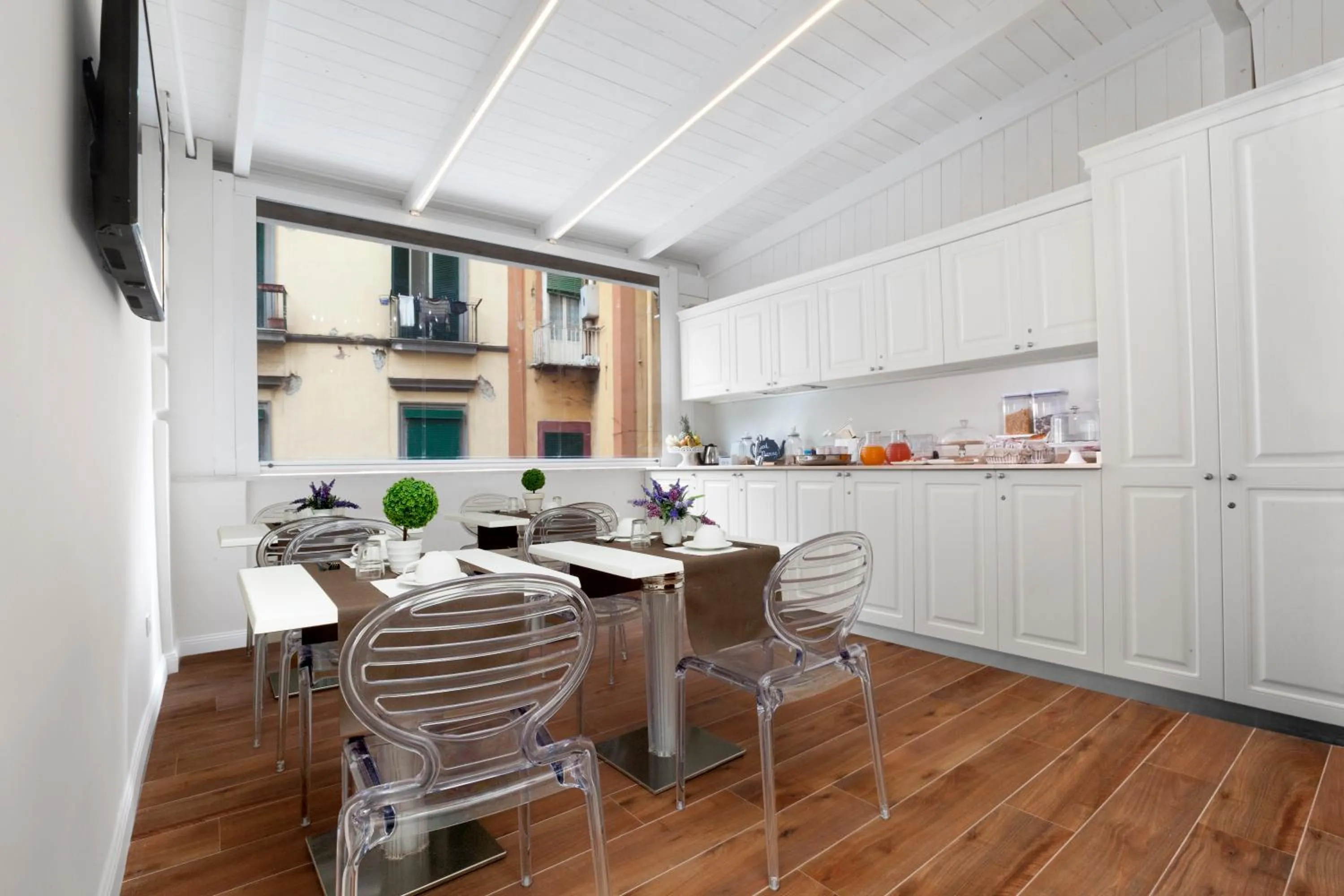 Communal lounge/ TV room in La Fontanina Suites