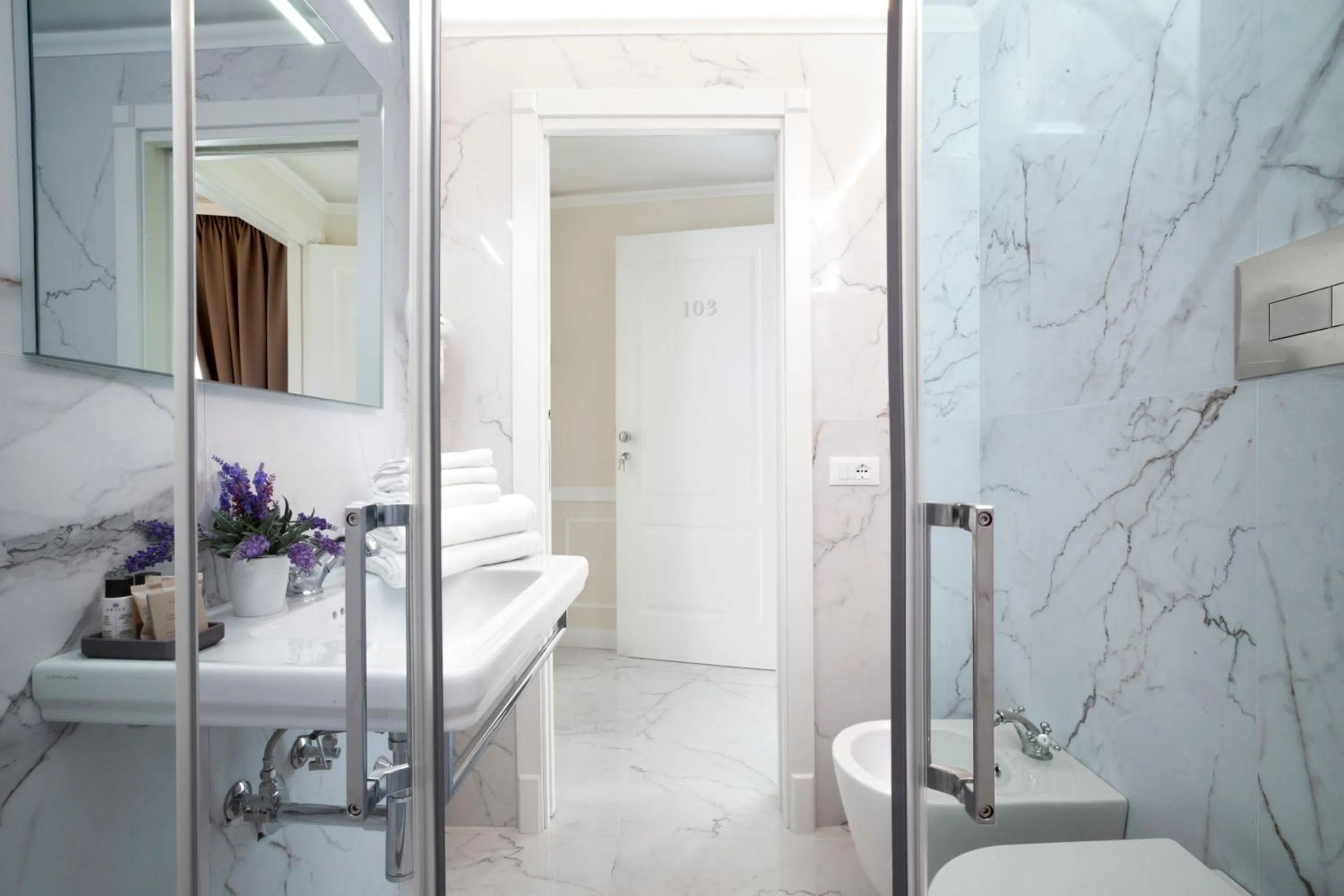 Bathroom in La Fontanina Suites