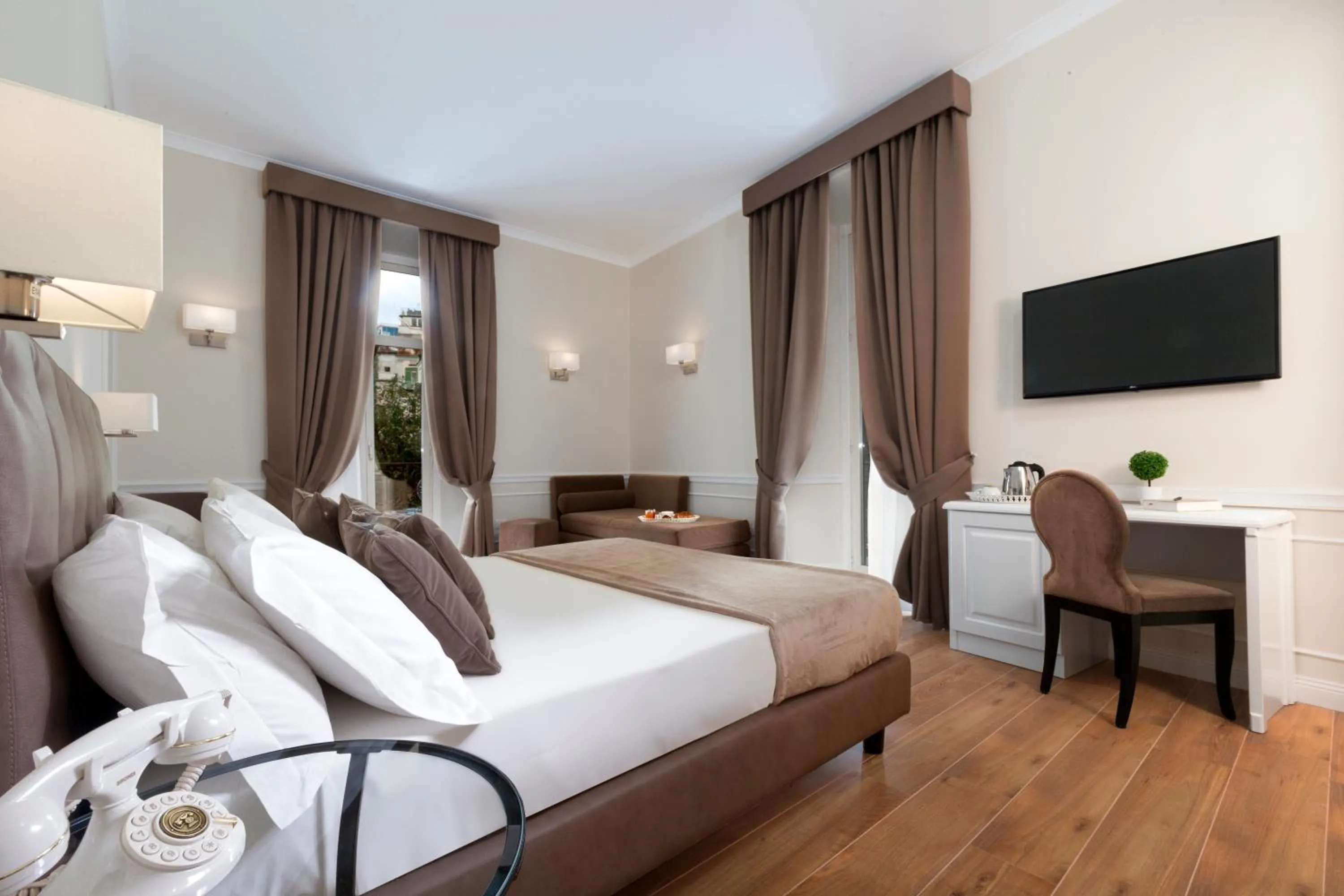 Bedroom, Bed in La Fontanina Suites