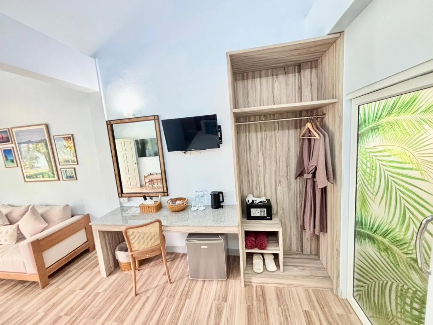 TV and multimedia in Arawan Beach Resort Krabi