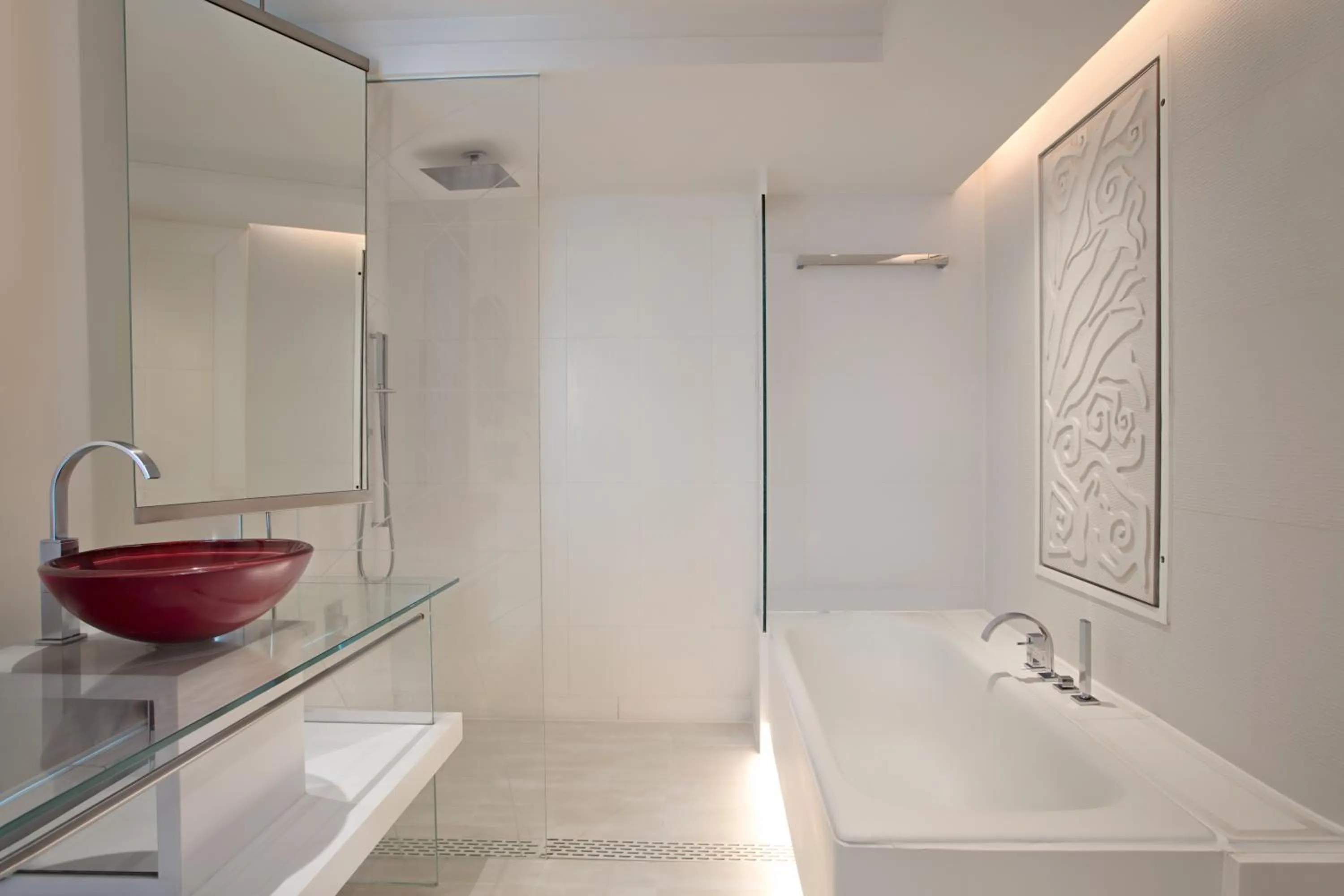 Shower in Le Meridien Gurgaon, Delhi NCR