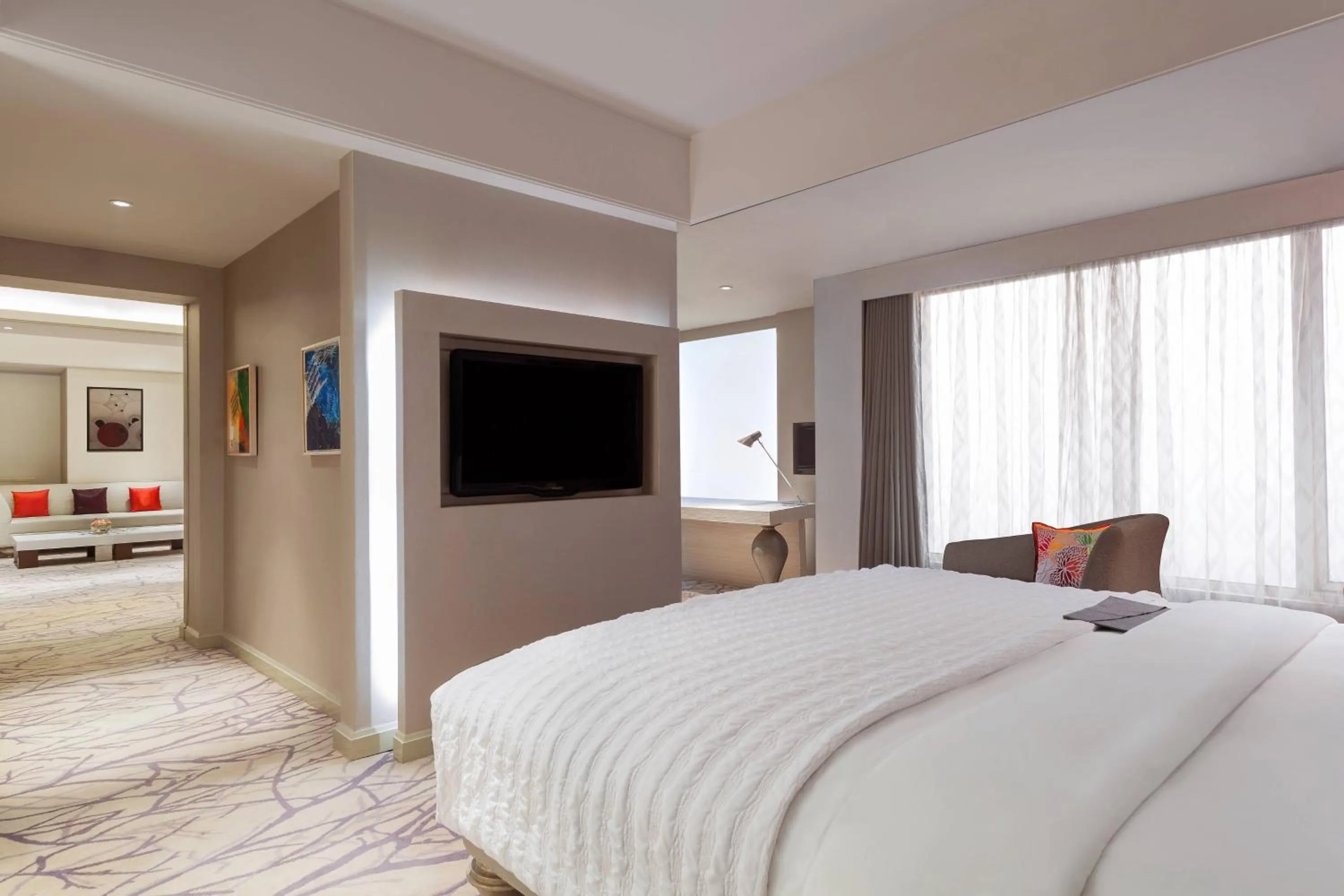 Photo of the whole room, Bed in Le Meridien Gurgaon, Delhi NCR