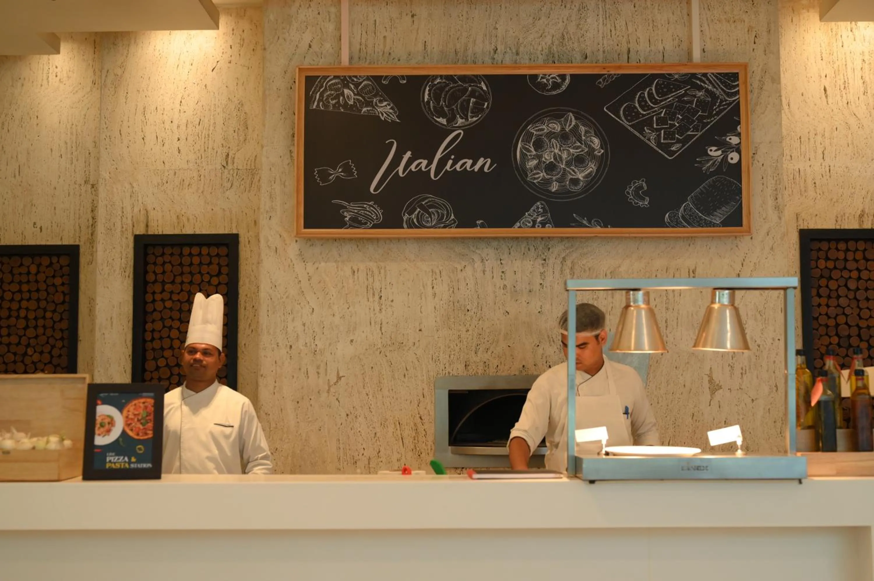 Restaurant/places to eat in Le Meridien Gurgaon, Delhi NCR