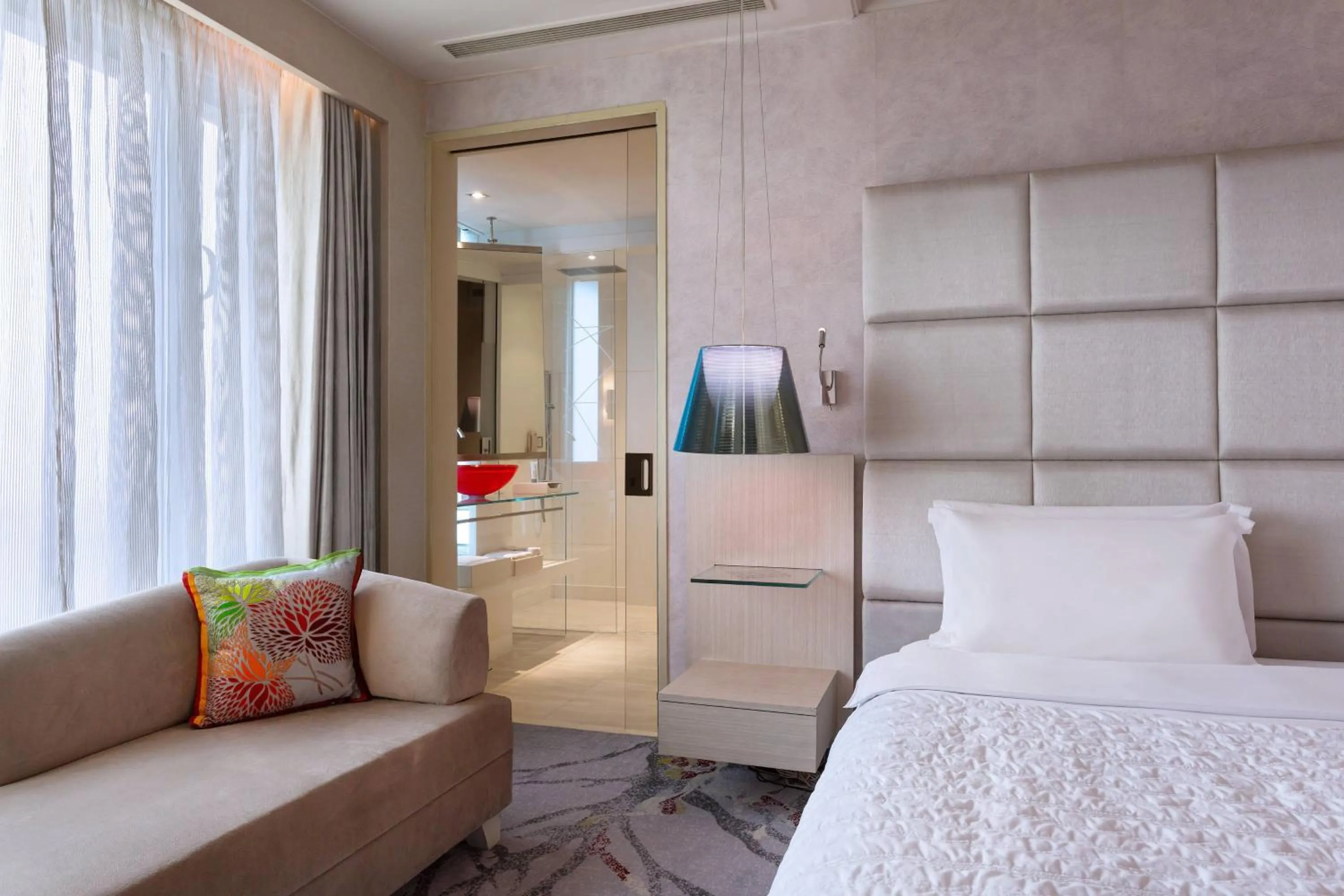 Photo of the whole room, Bed in Le Meridien Gurgaon, Delhi NCR