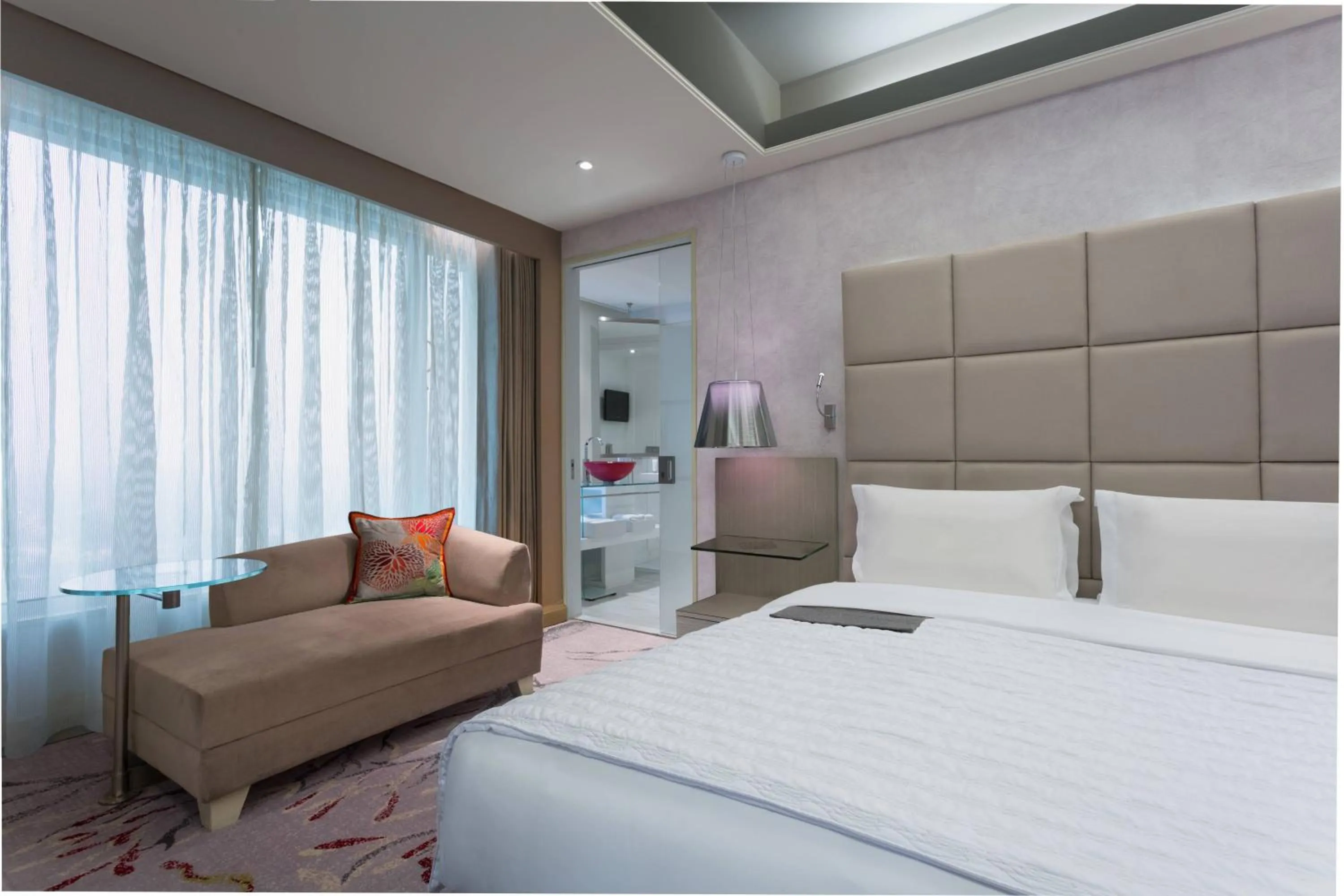 Photo of the whole room, Bed in Le Meridien Gurgaon, Delhi NCR