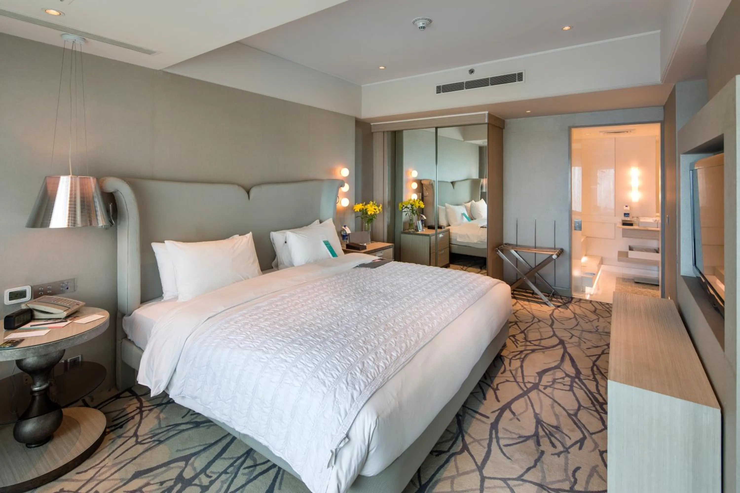 Photo of the whole room, Bed in Le Meridien Gurgaon, Delhi NCR