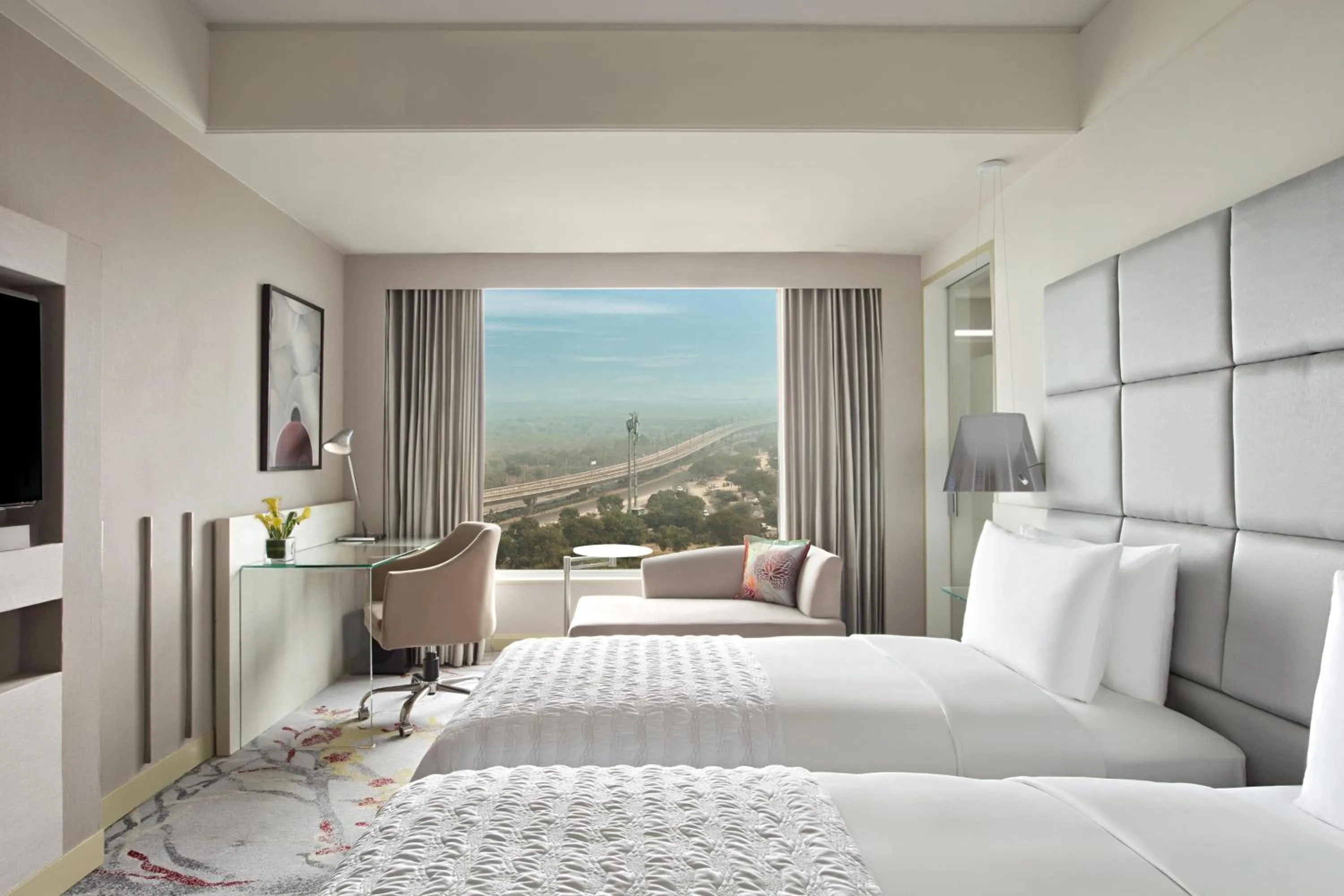 Photo of the whole room, Bed in Le Meridien Gurgaon, Delhi NCR