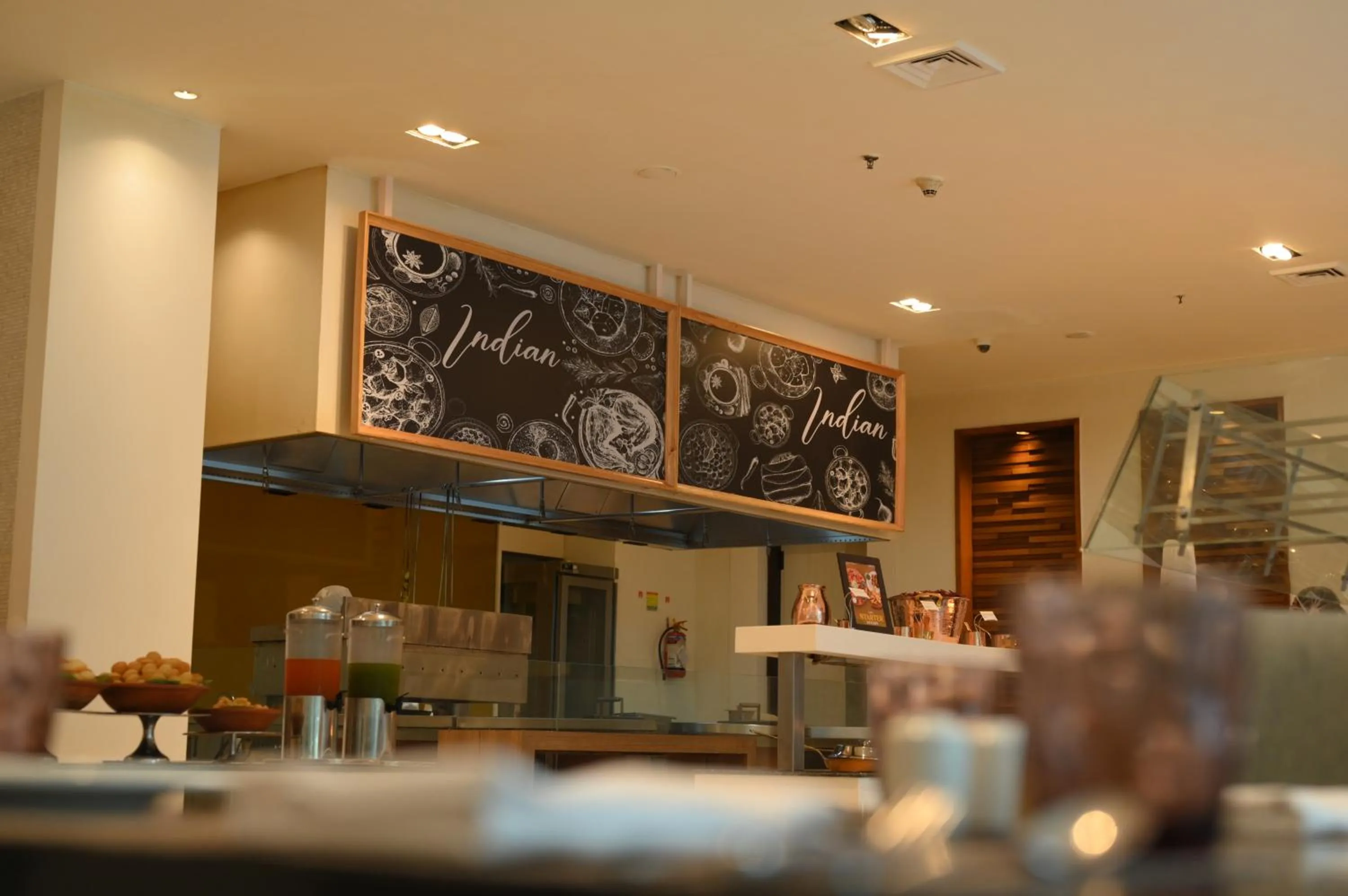 Restaurant/places to eat in Le Meridien Gurgaon, Delhi NCR